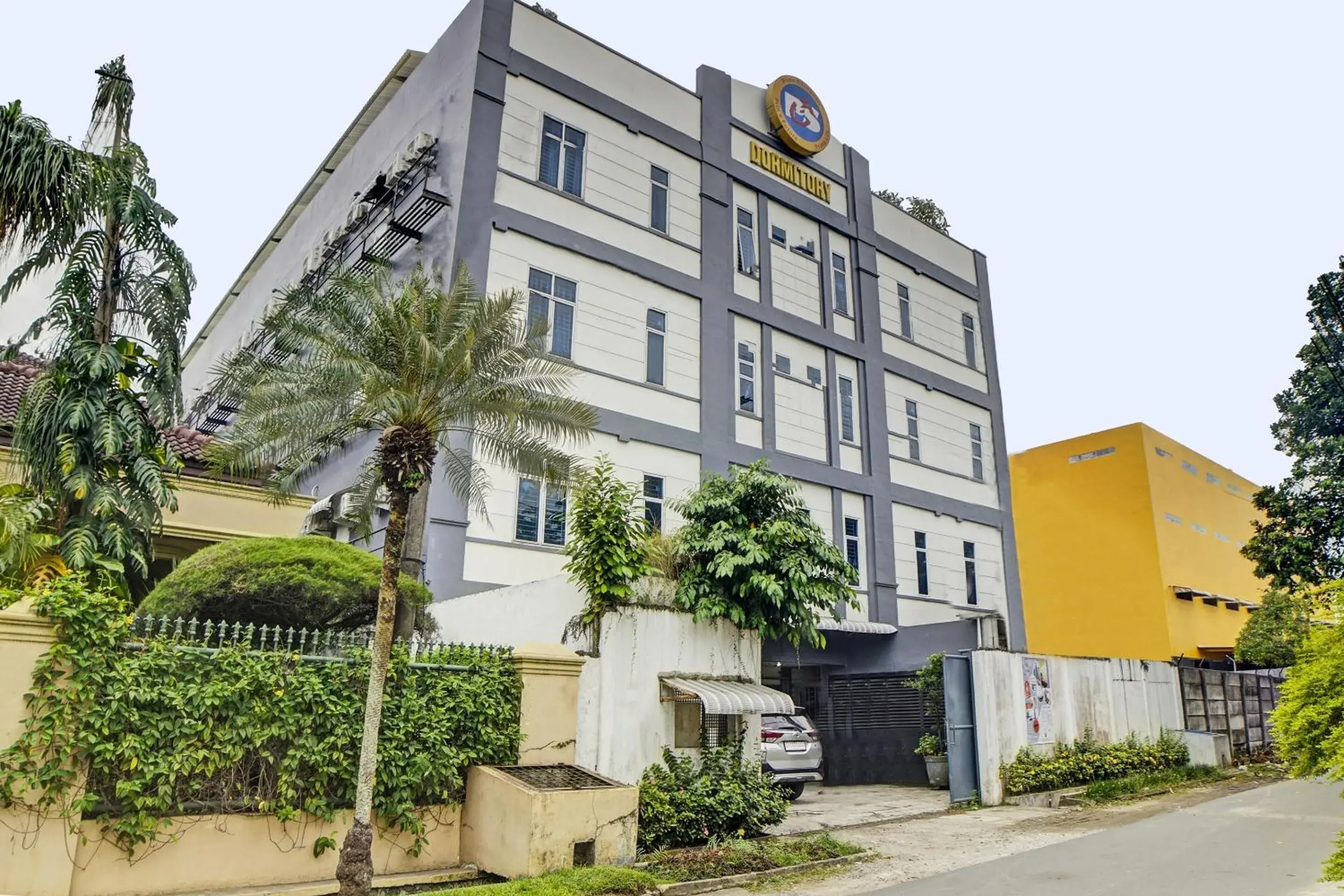 Facade/entrance in Hotel O Finest House Near Amplas Bus Terminal Facade/entrance in Hotel O Finest House Near Amplas Bus Terminal