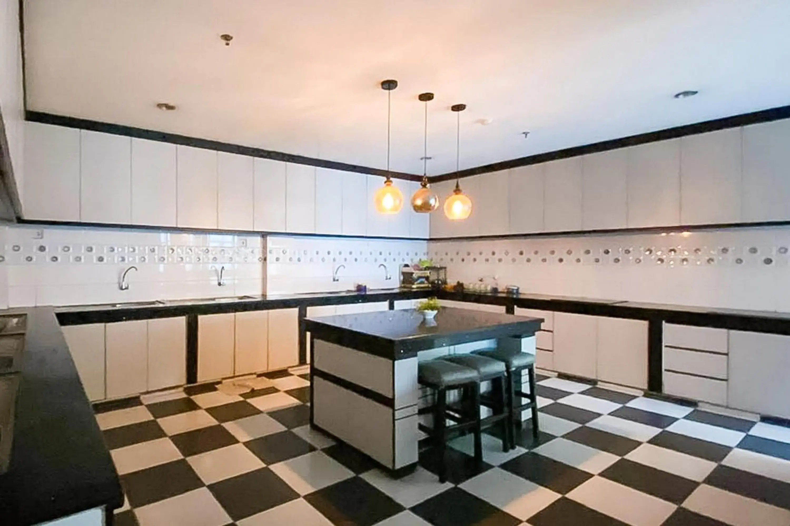 Property building in RedDoorz Hostel at FInest Medan Property building in RedDoorz Hostel at FInest Medan