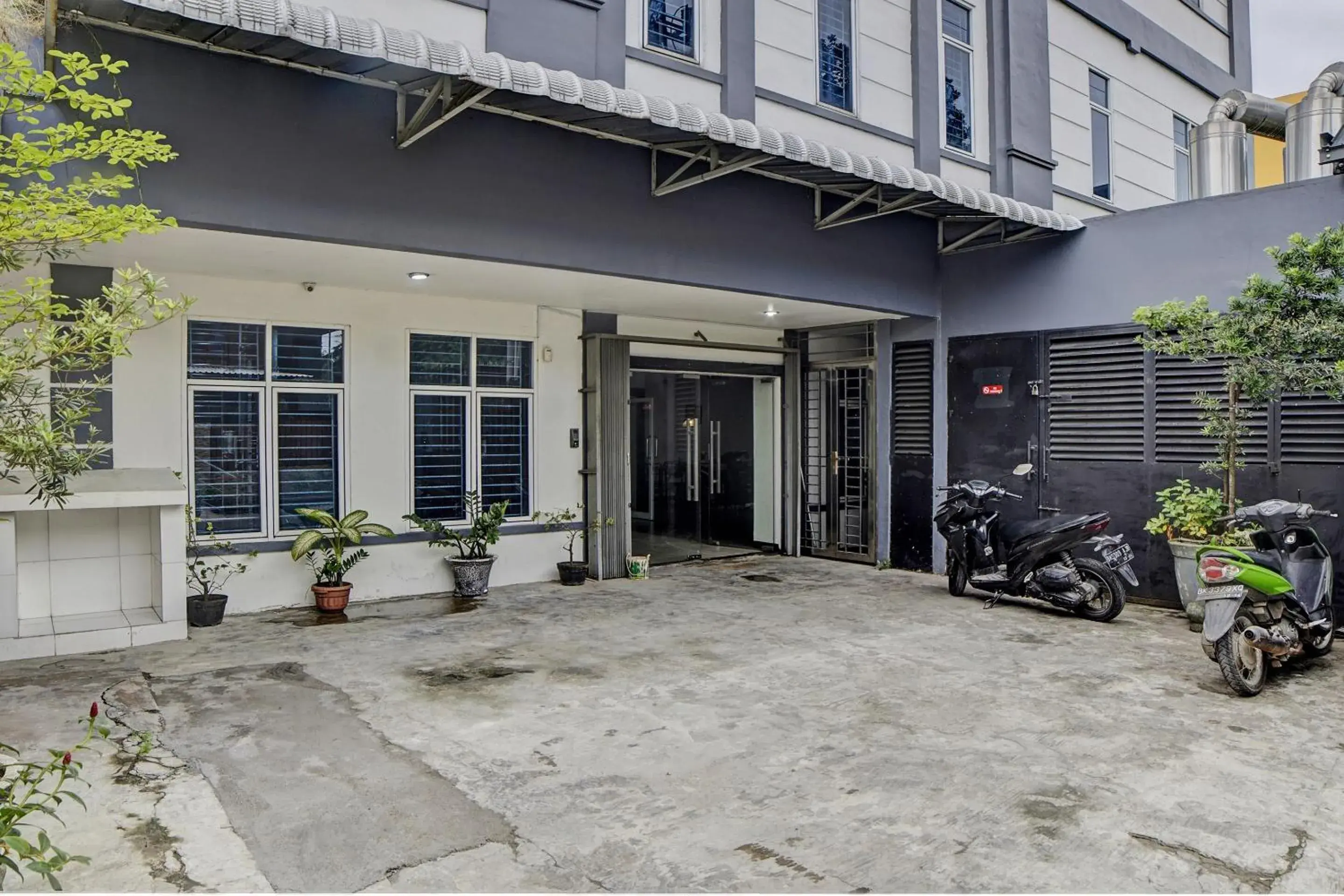 Facade/entrance in Hotel O Finest House Near Amplas Bus Terminal Facade/entrance in Hotel O Finest House Near Amplas Bus Terminal