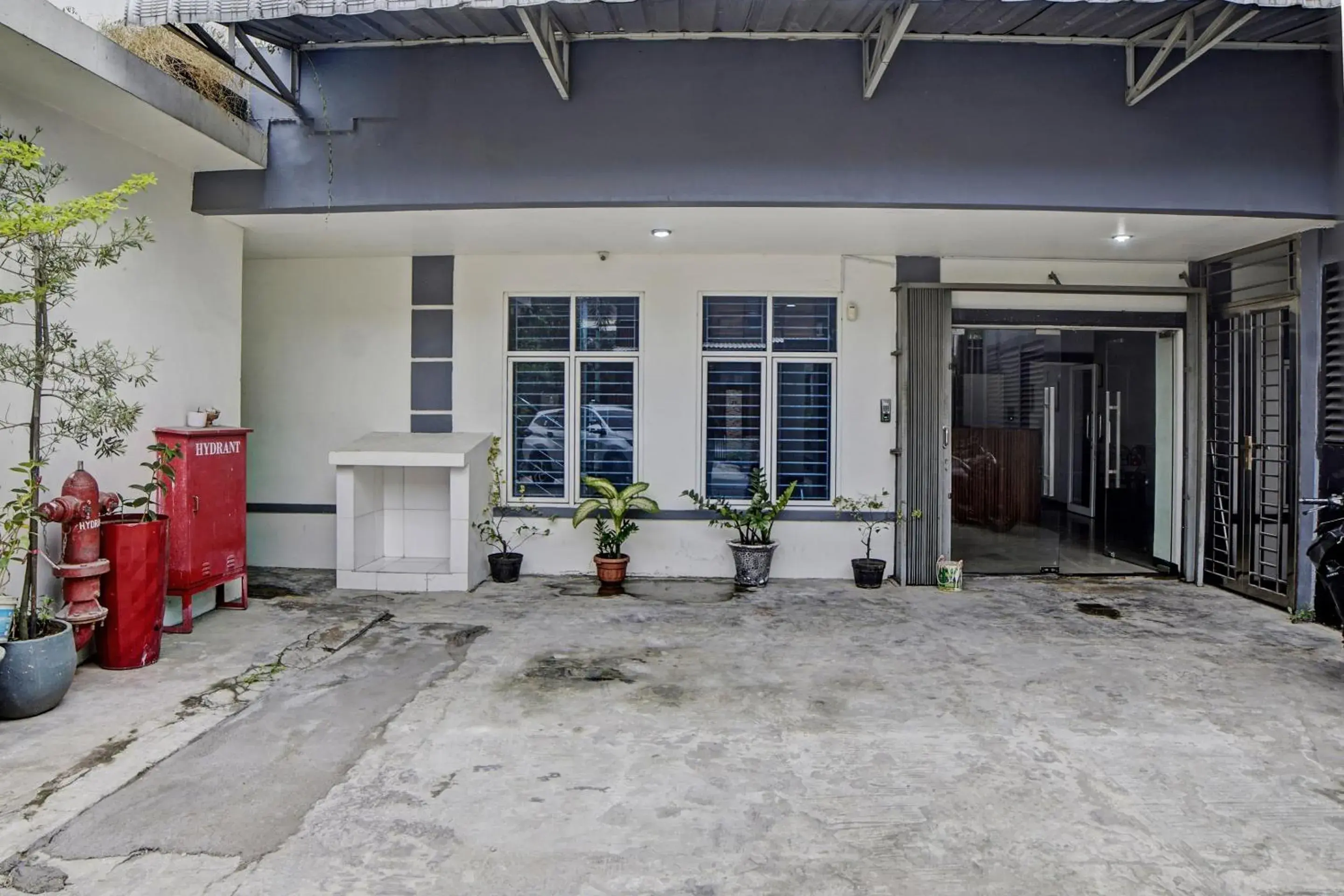 Facade/entrance in Hotel O Finest House Near Amplas Bus Terminal Facade/entrance in Hotel O Finest House Near Amplas Bus Terminal