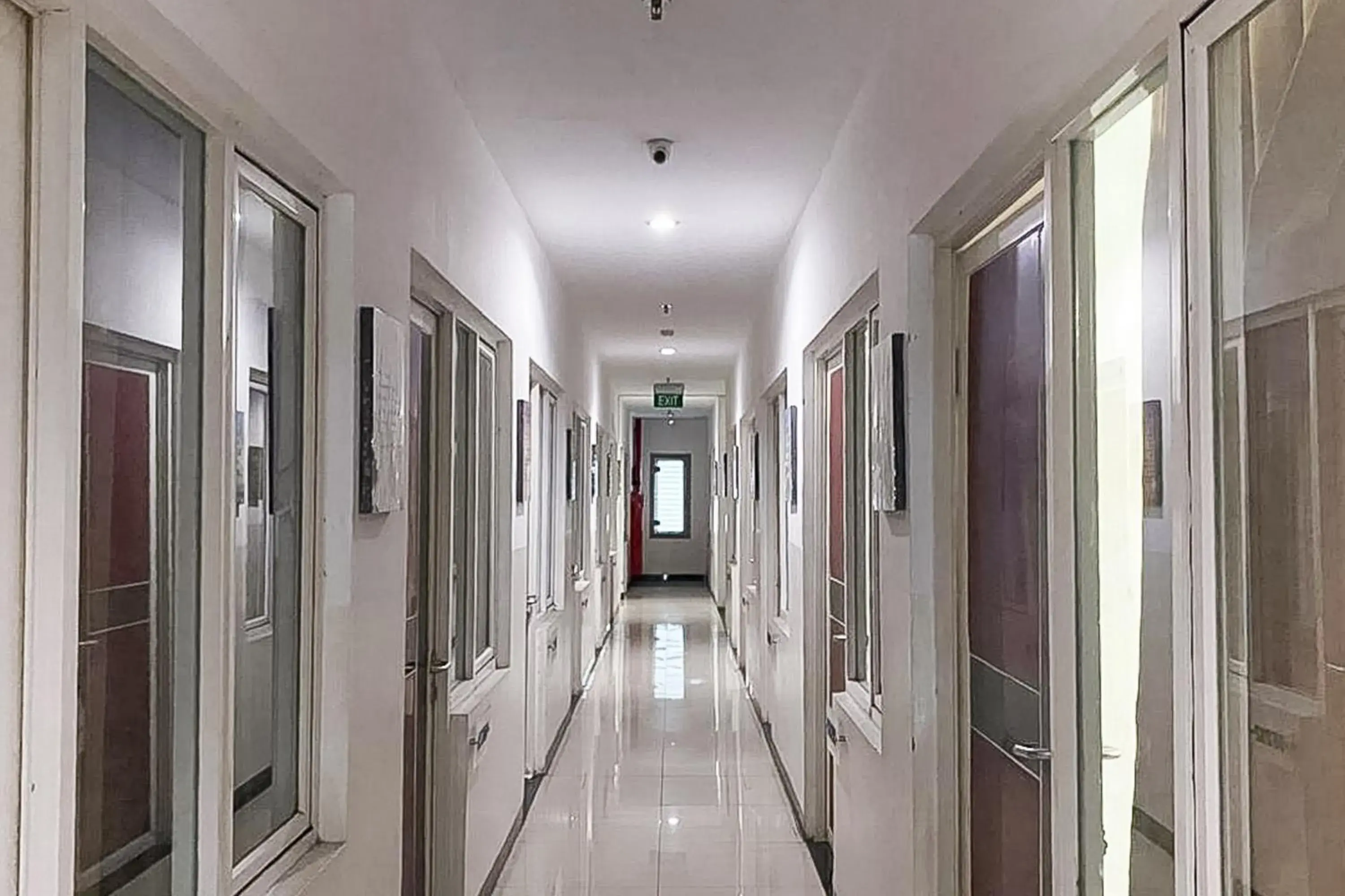 Property building in RedDoorz Hostel at FInest Medan Property building in RedDoorz Hostel at FInest Medan