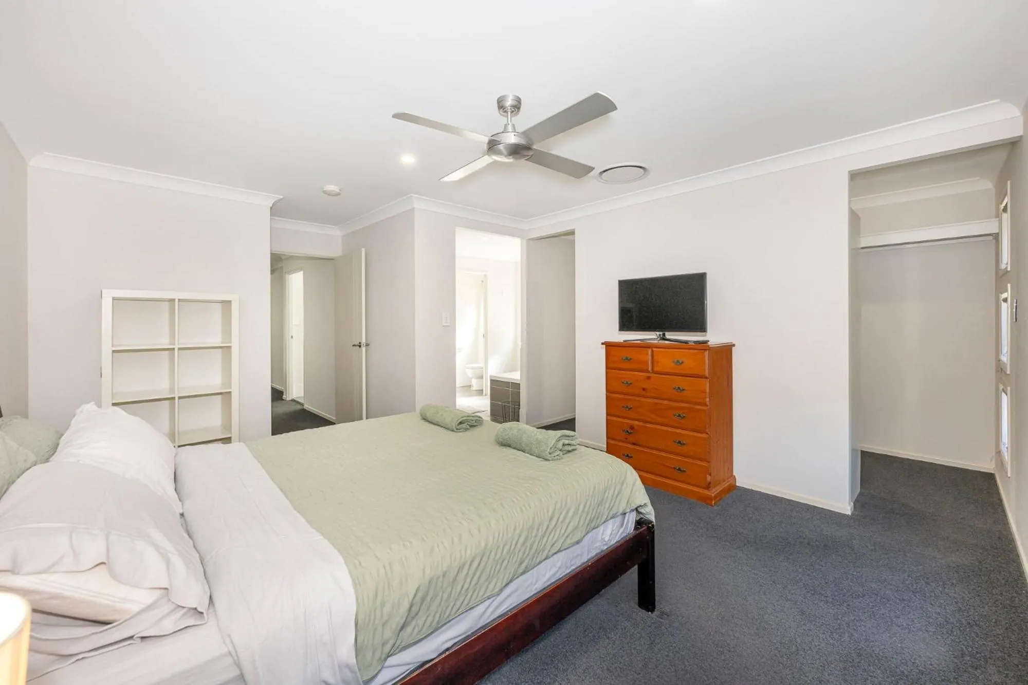 Large house 7 mins from Airport