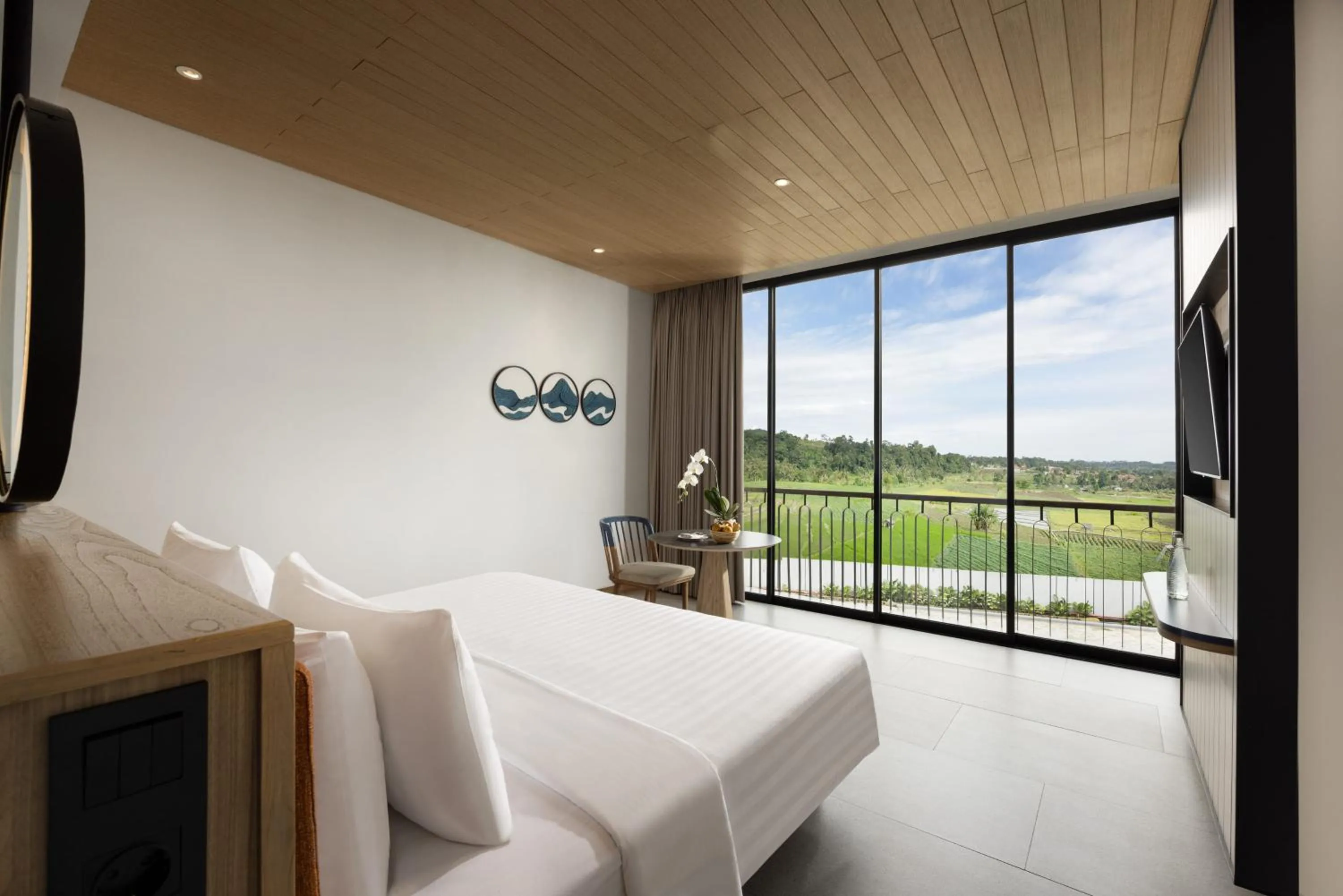 View (from property/room), Bed in Hotel Santika Premiere Linggarjati - Kuningan