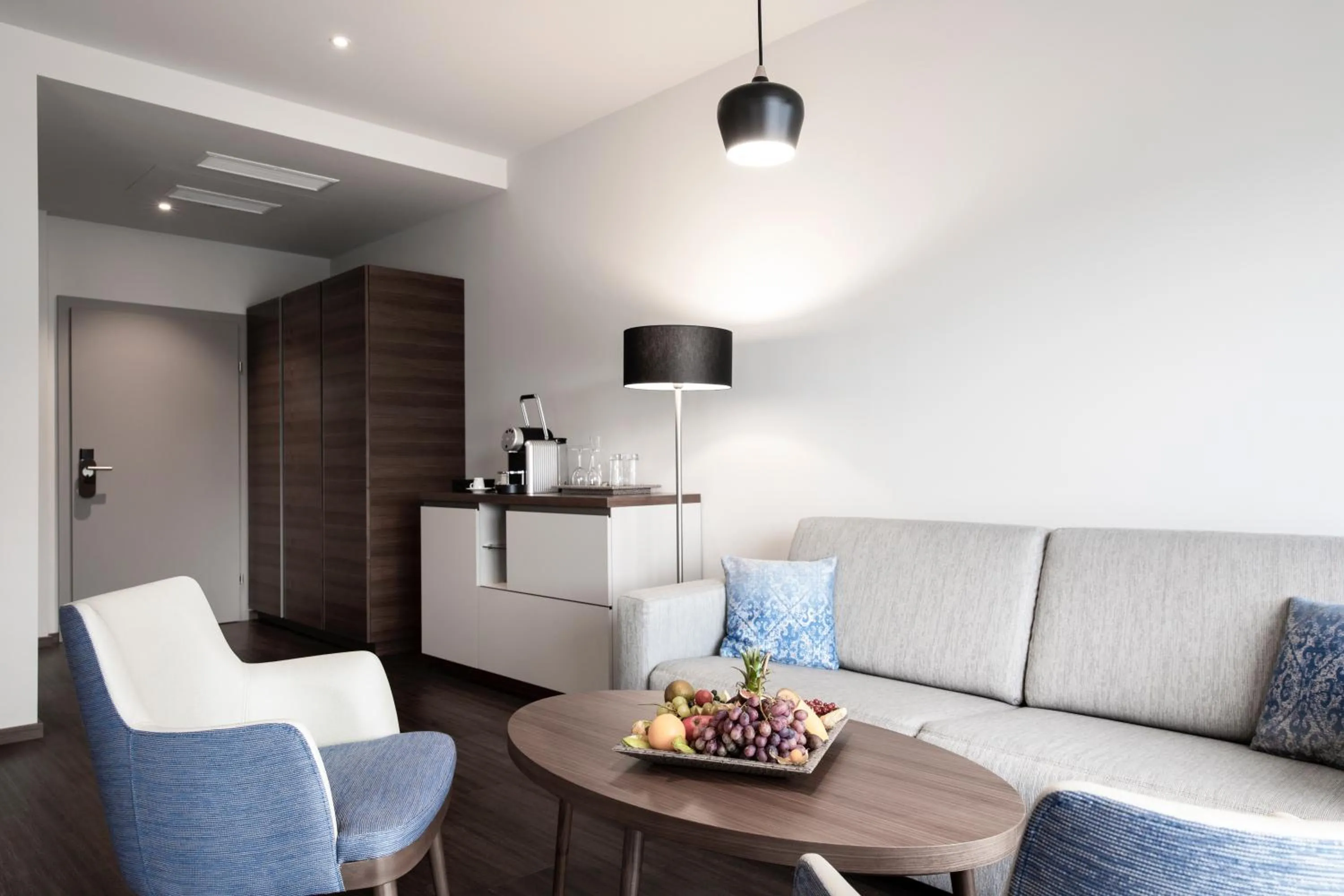 Seating area in Nuhr Medical - Hotel & Restaurant - ab 2 Nächtigungen von 13 Feb - 15 Feb 2026 kostenlose Zimmer Dekoration & eine Flasche Sekt für den Valentinstag - Champagner & Kaviar Abend am 14 Feb 2026 um 18 Uhr