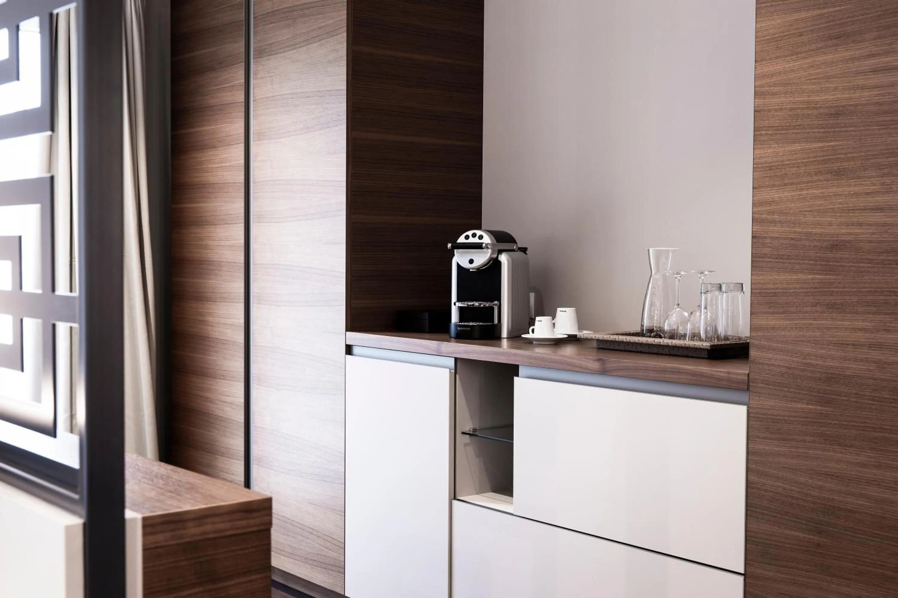 Coffee/tea facilities in Nuhr Medical - Hotel & Restaurant - ab 2 Nächtigungen von 13 Feb - 15 Feb 2026 kostenlose Zimmer Dekoration & eine Flasche Sekt für den Valentinstag - Champagner & Kaviar Abend am 14 Feb 2026 um 18 Uhr