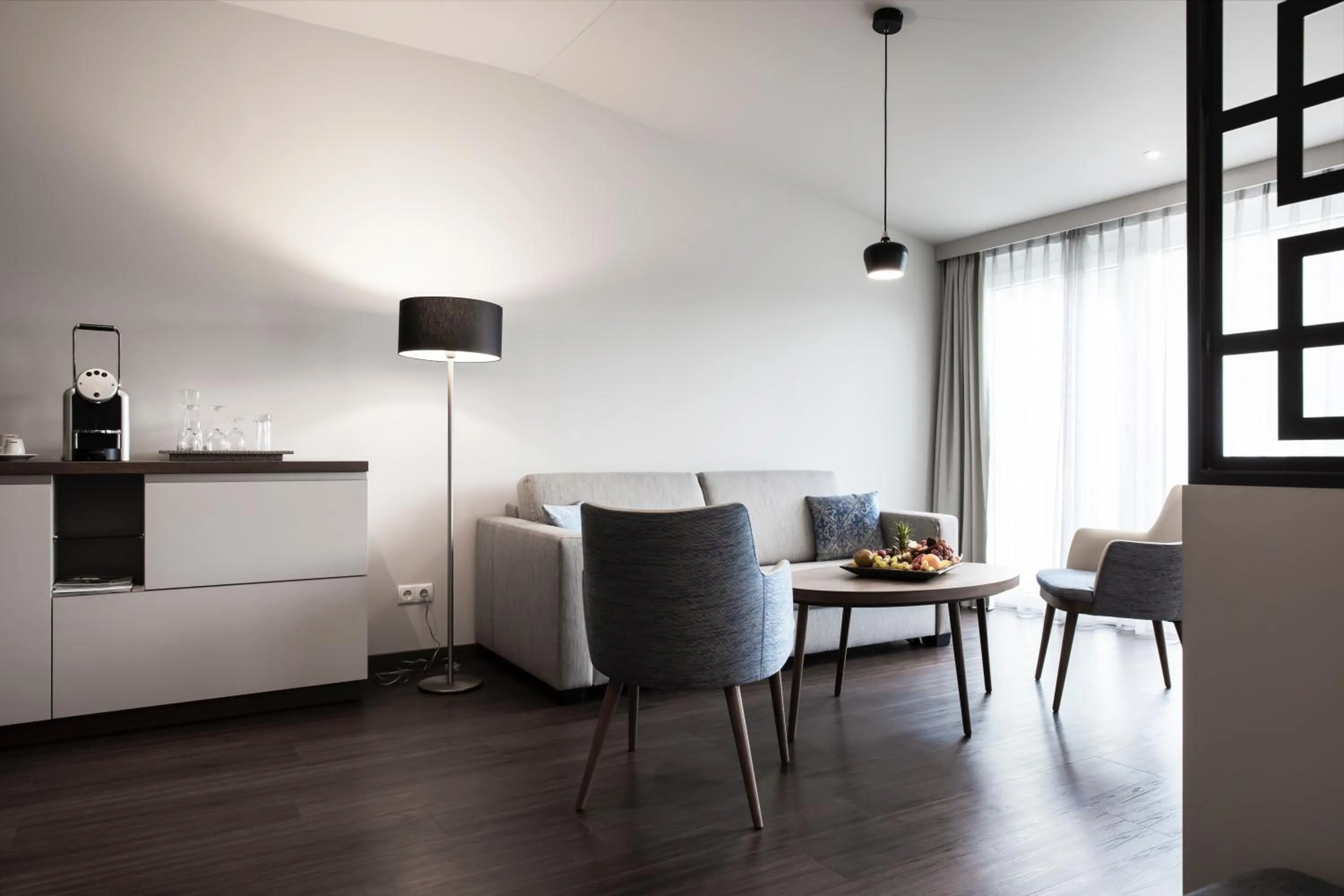 Living room in Nuhr Medical - Hotel & Restaurant - ab 2 Nächtigungen von 13 Feb - 15 Feb 2026 kostenlose Zimmer Dekoration & eine Flasche Sekt für den Valentinstag - Champagner & Kaviar Abend am 14 Feb 2026 um 18 Uhr