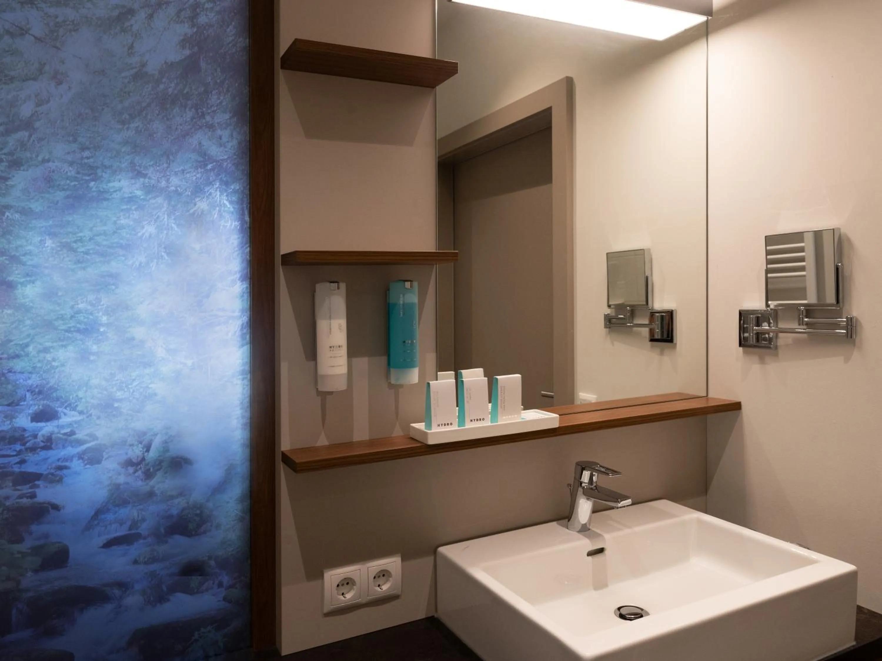 Bathroom in Nuhr Medical - Hotel & Restaurant - ab 2 Nächtigungen von 13 Feb - 15 Feb 2026 kostenlose Zimmer Dekoration & eine Flasche Sekt für den Valentinstag - Champagner & Kaviar Abend am 14 Feb 2026 um 18 Uhr