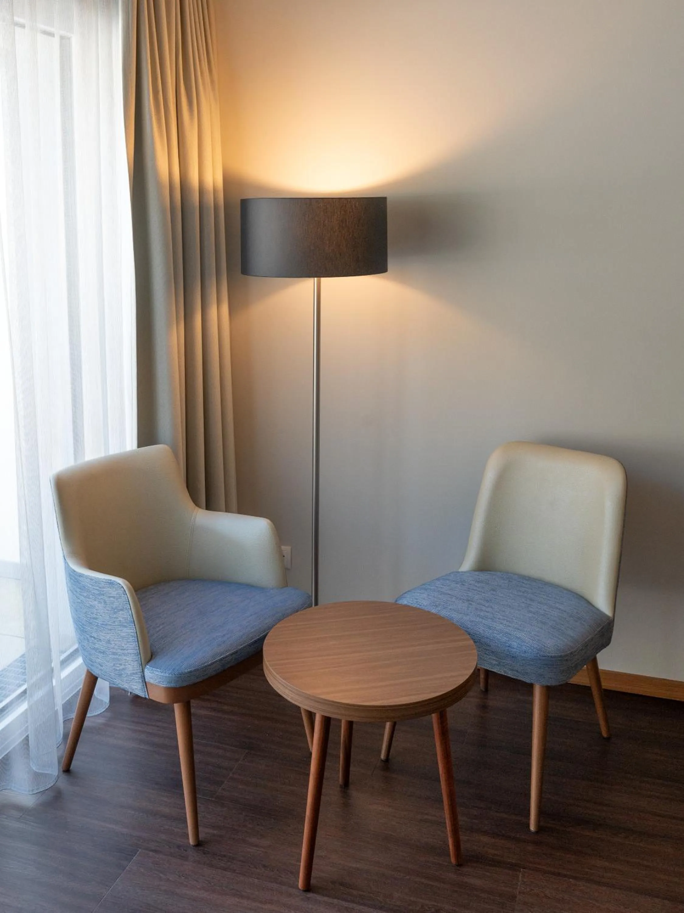 Seating area in Nuhr Medical - Hotel & Restaurant - ab 2 Nächtigungen von 13 Feb - 15 Feb 2026 kostenlose Zimmer Dekoration & eine Flasche Sekt für den Valentinstag - Champagner & Kaviar Abend am 14 Feb 2026 um 18 Uhr