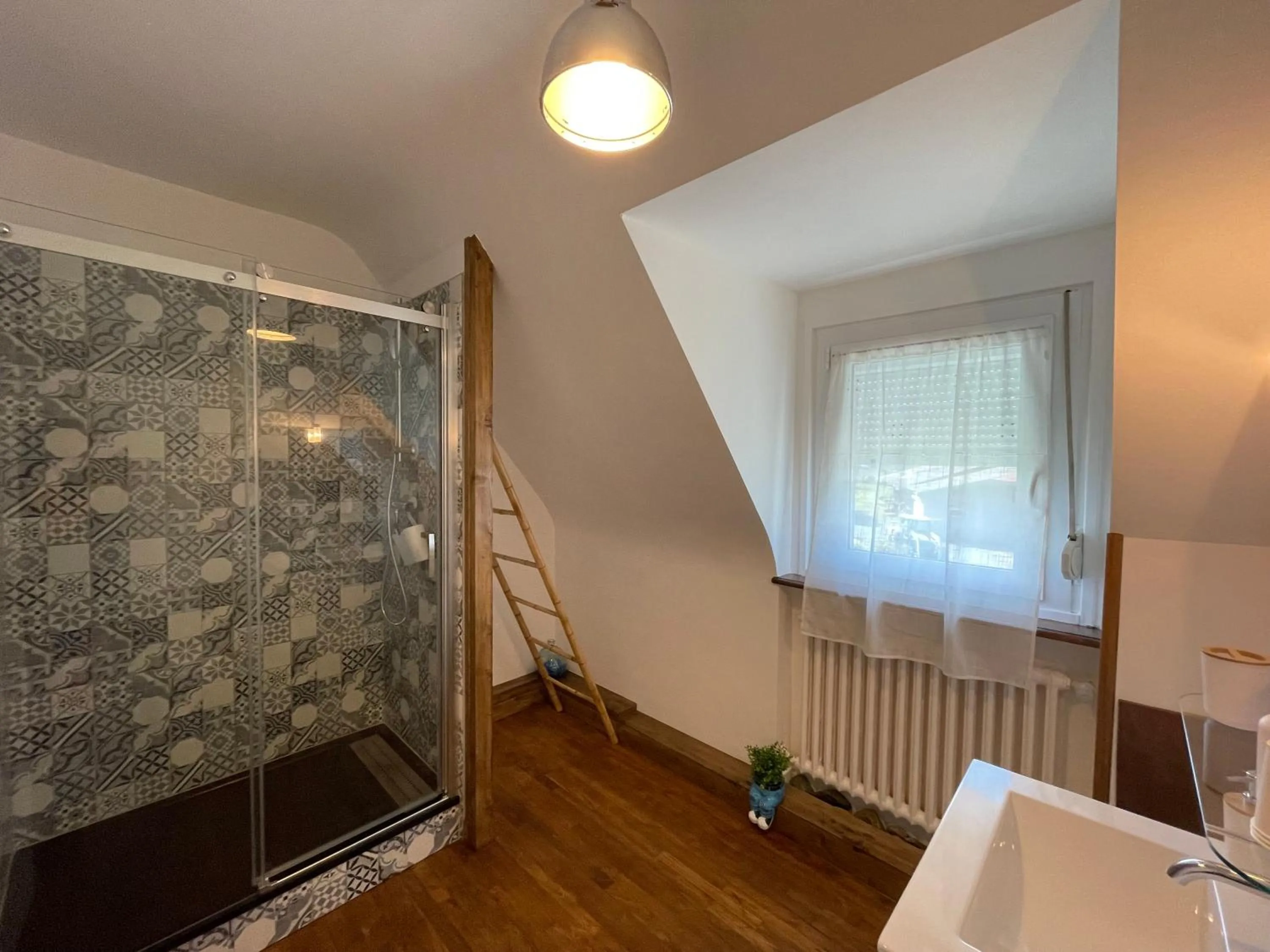 Shower, TV/Entertainment Center in Gites le Rucher de Kerillis