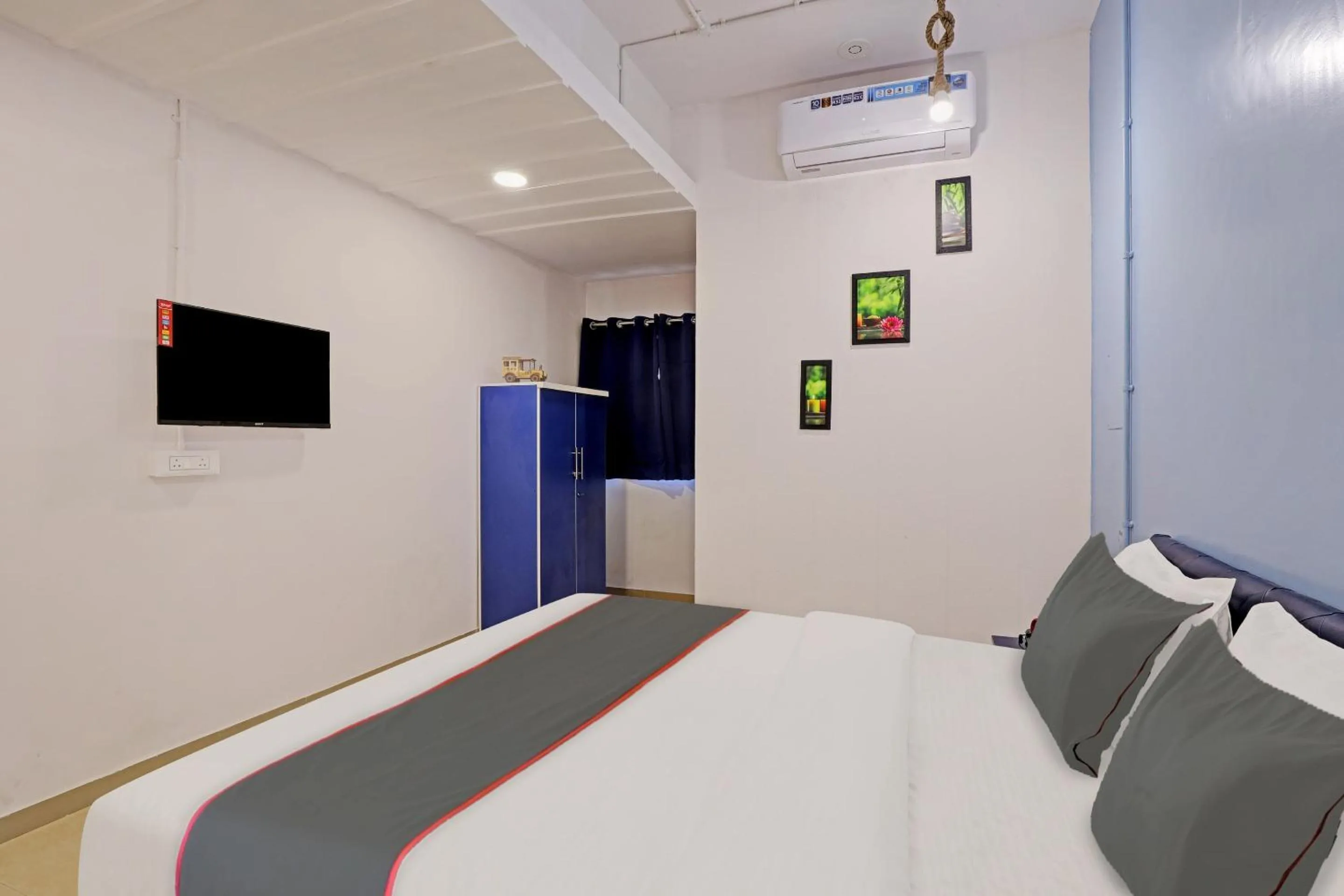 Communal lounge/ TV room, Bed in Hotel Solitaire, Best Luxurious Hotel AC Rooms In Surat
