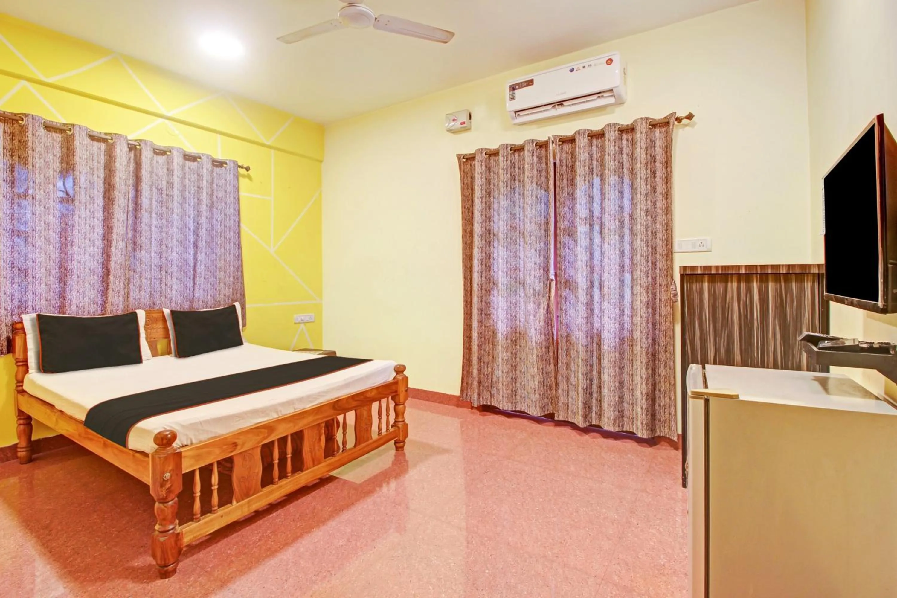 Facade/entrance, Bed in Hotel O Ferns Guest House