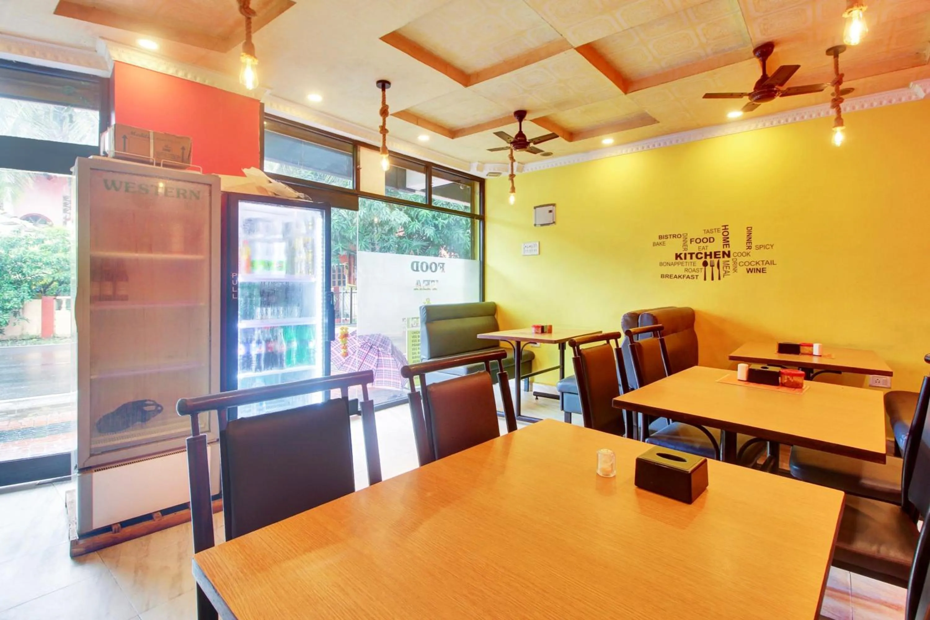 Restaurant/places to eat in Hotel O Ferns Guest House