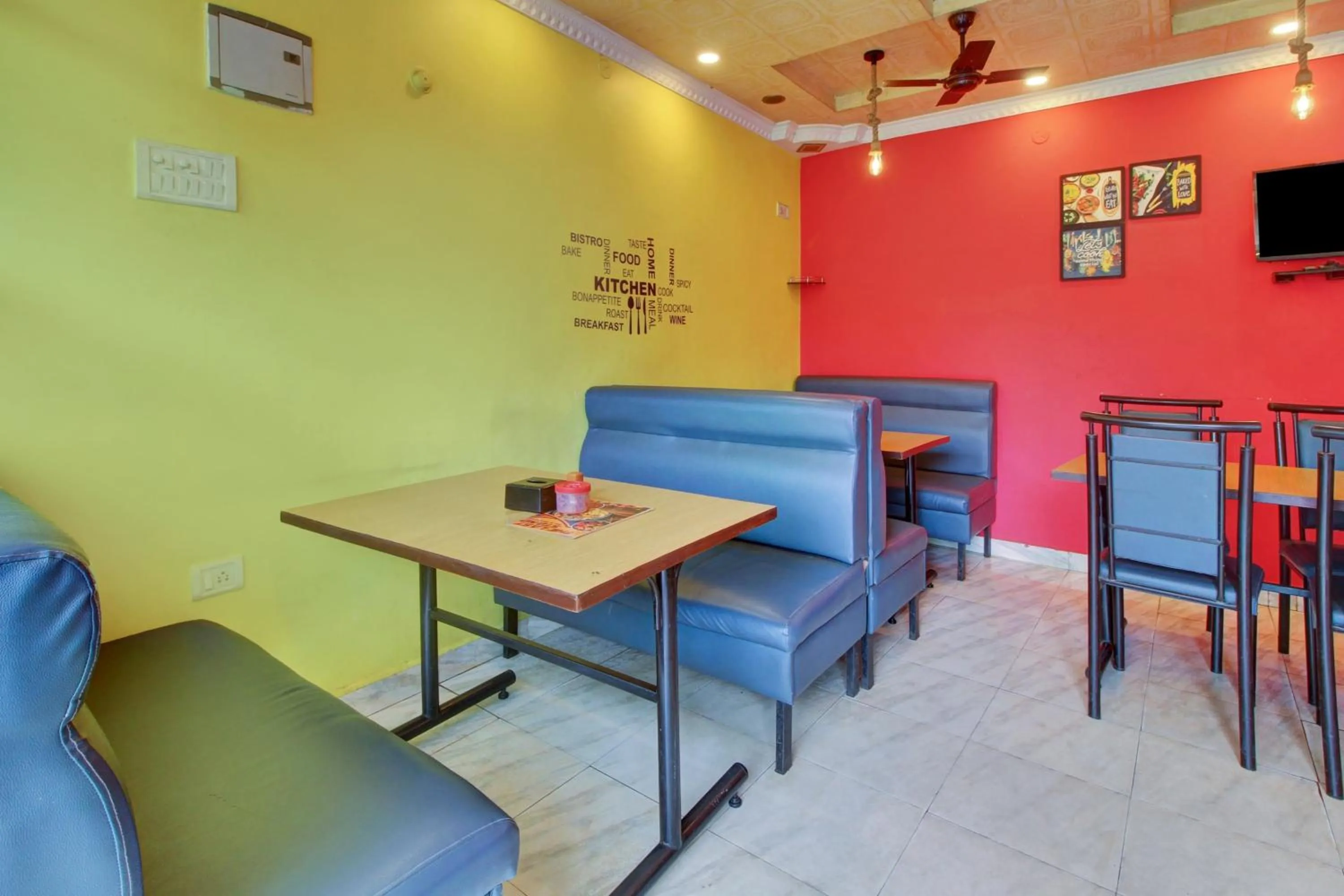 Restaurant/places to eat in Hotel O Ferns Guest House