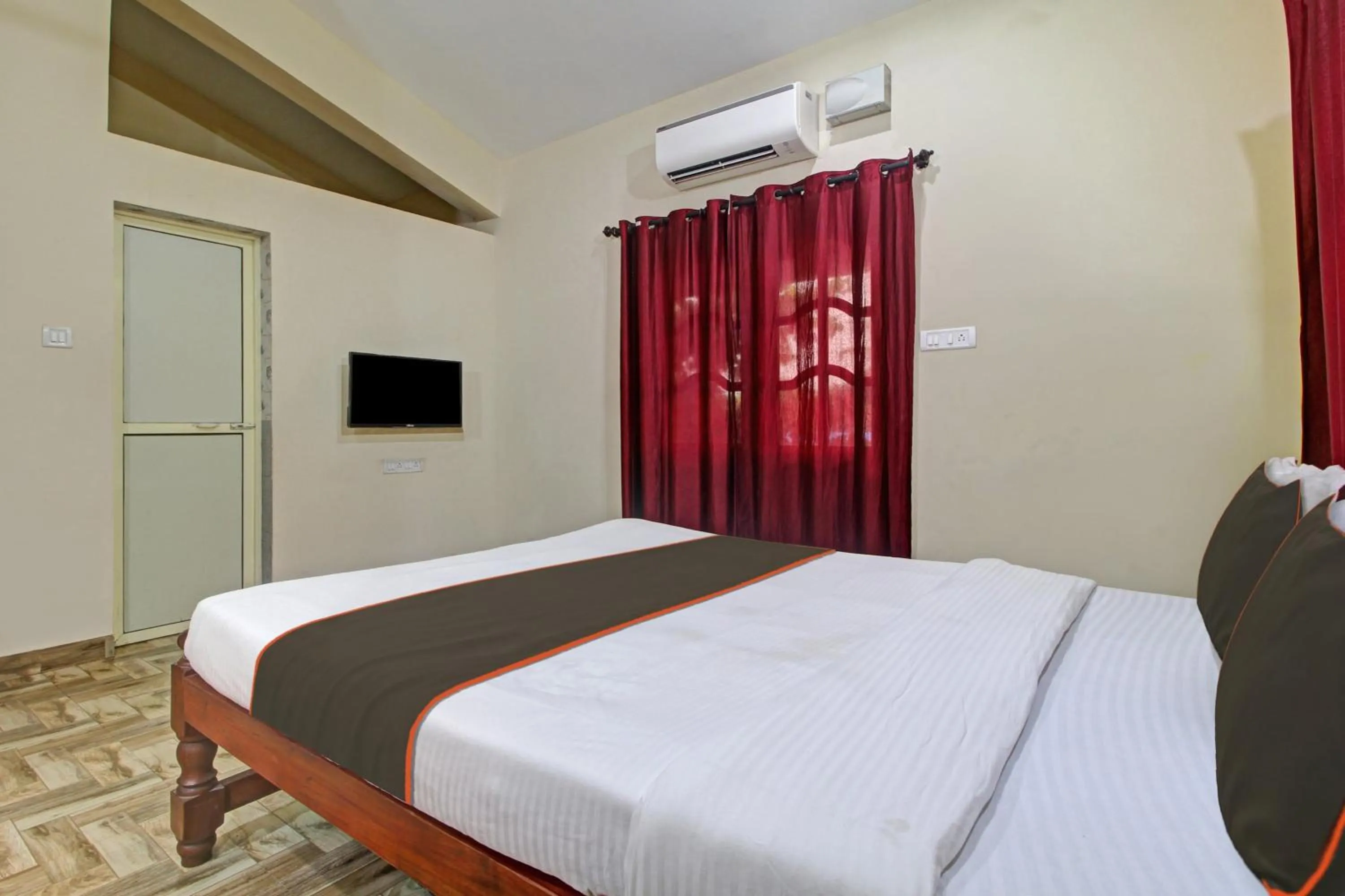 Bedroom, Bed in Hotel O Ferns Guest House