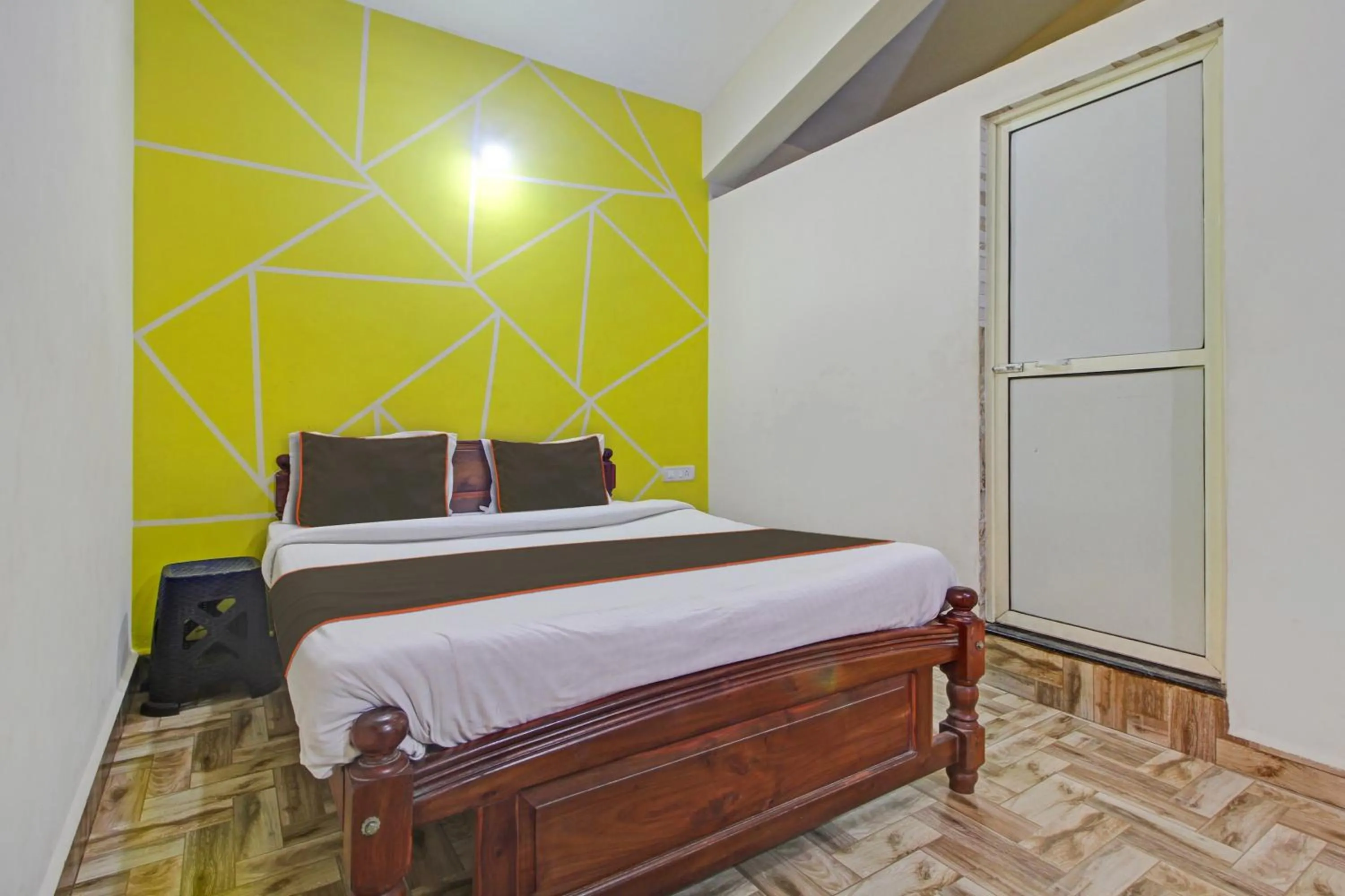 Facade/entrance, Bed in Hotel O Ferns Guest House