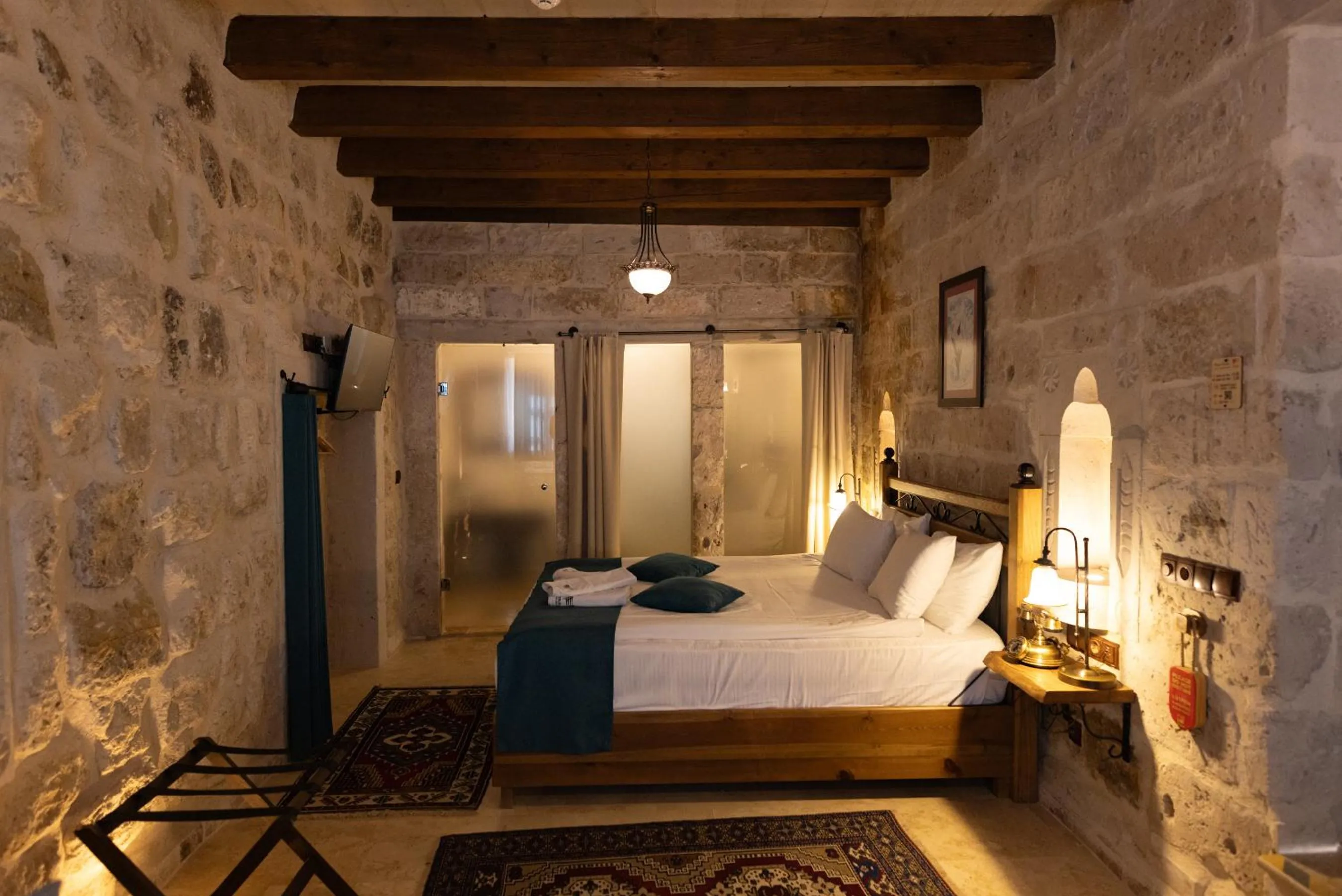 Photo of the whole room, Bed in Peruna Cave