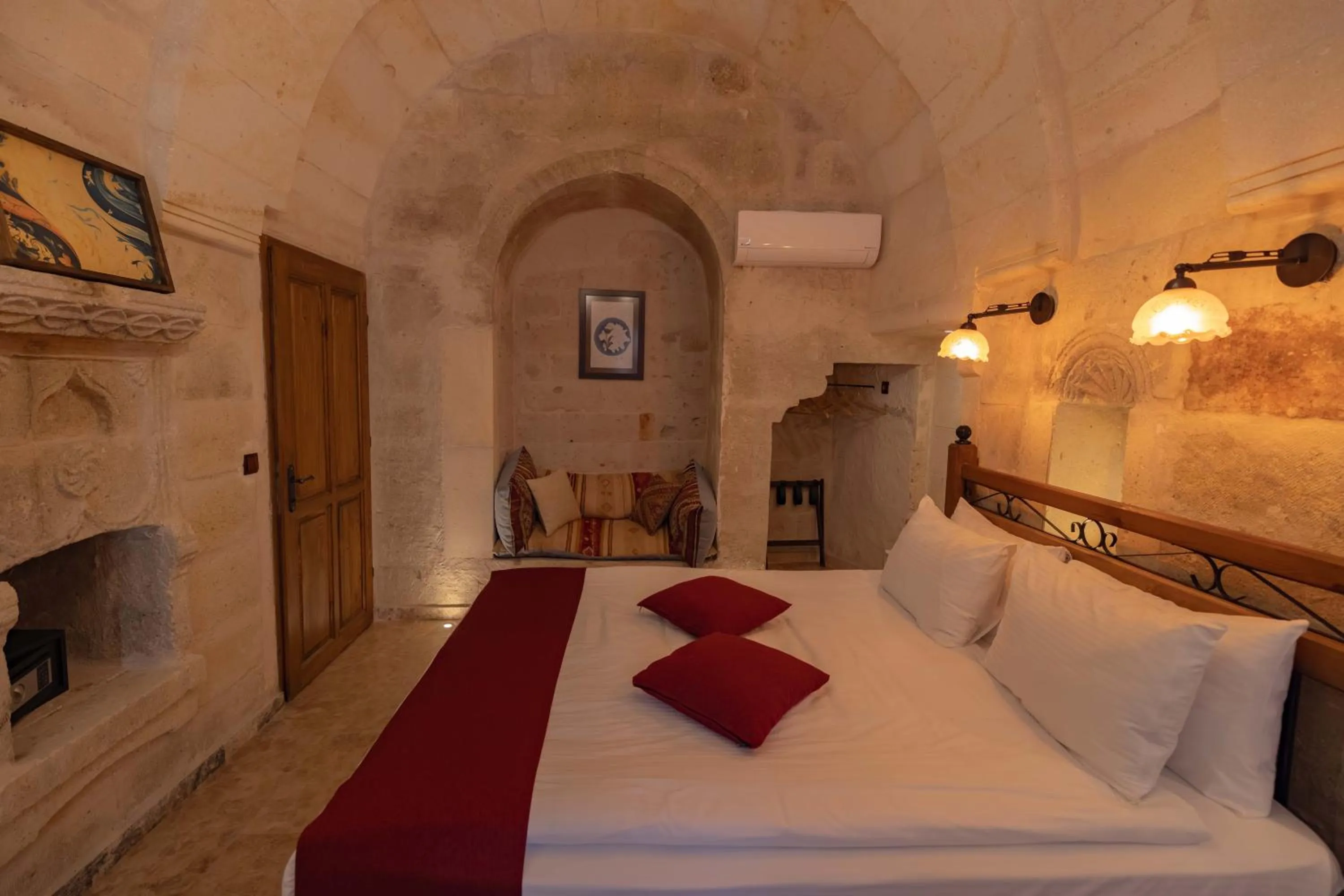 Photo of the whole room, Bed in Peruna Cave