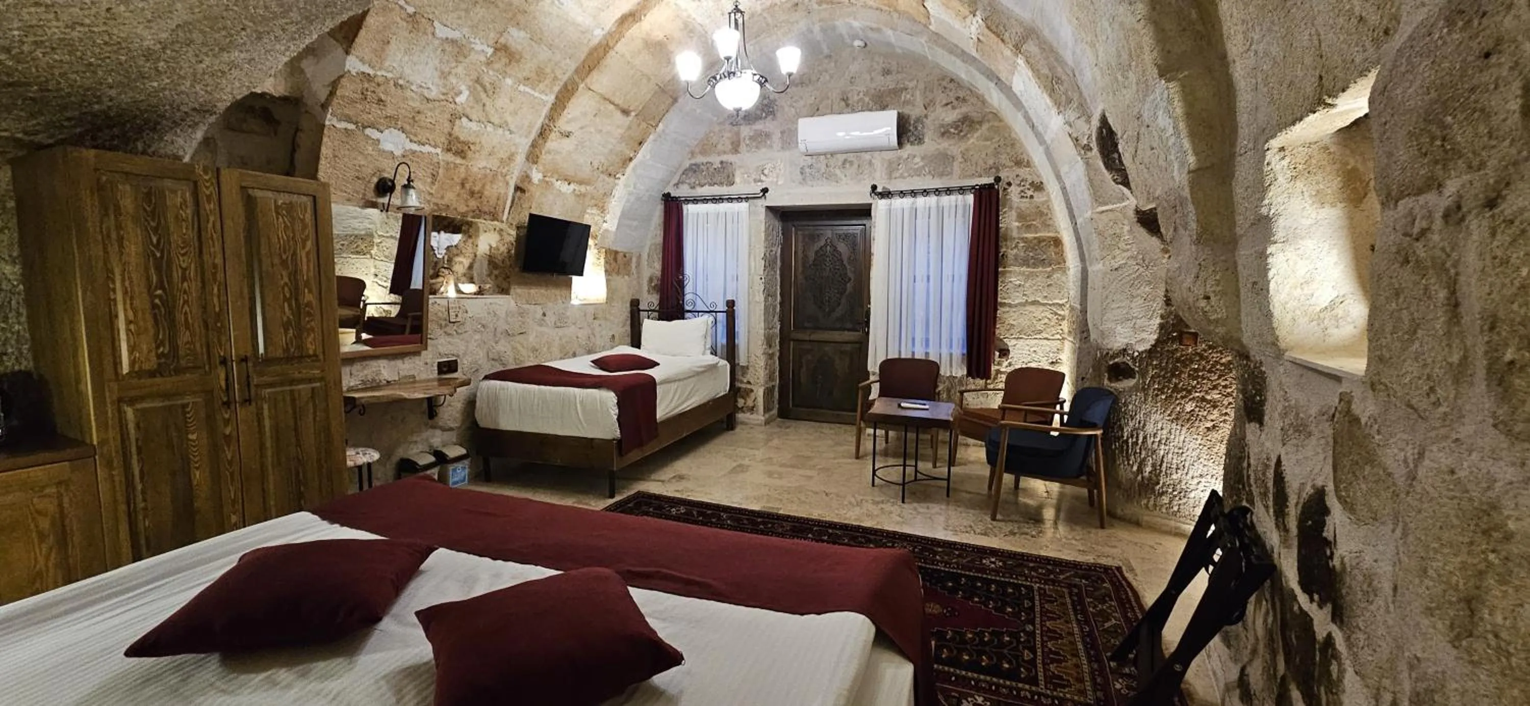 Photo of the whole room, Bed in Peruna Cave