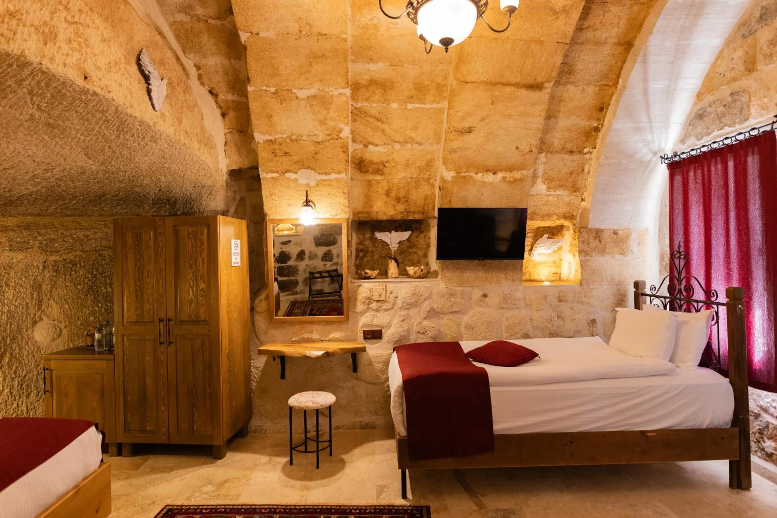 Photo of the whole room, Bed in Peruna Cave