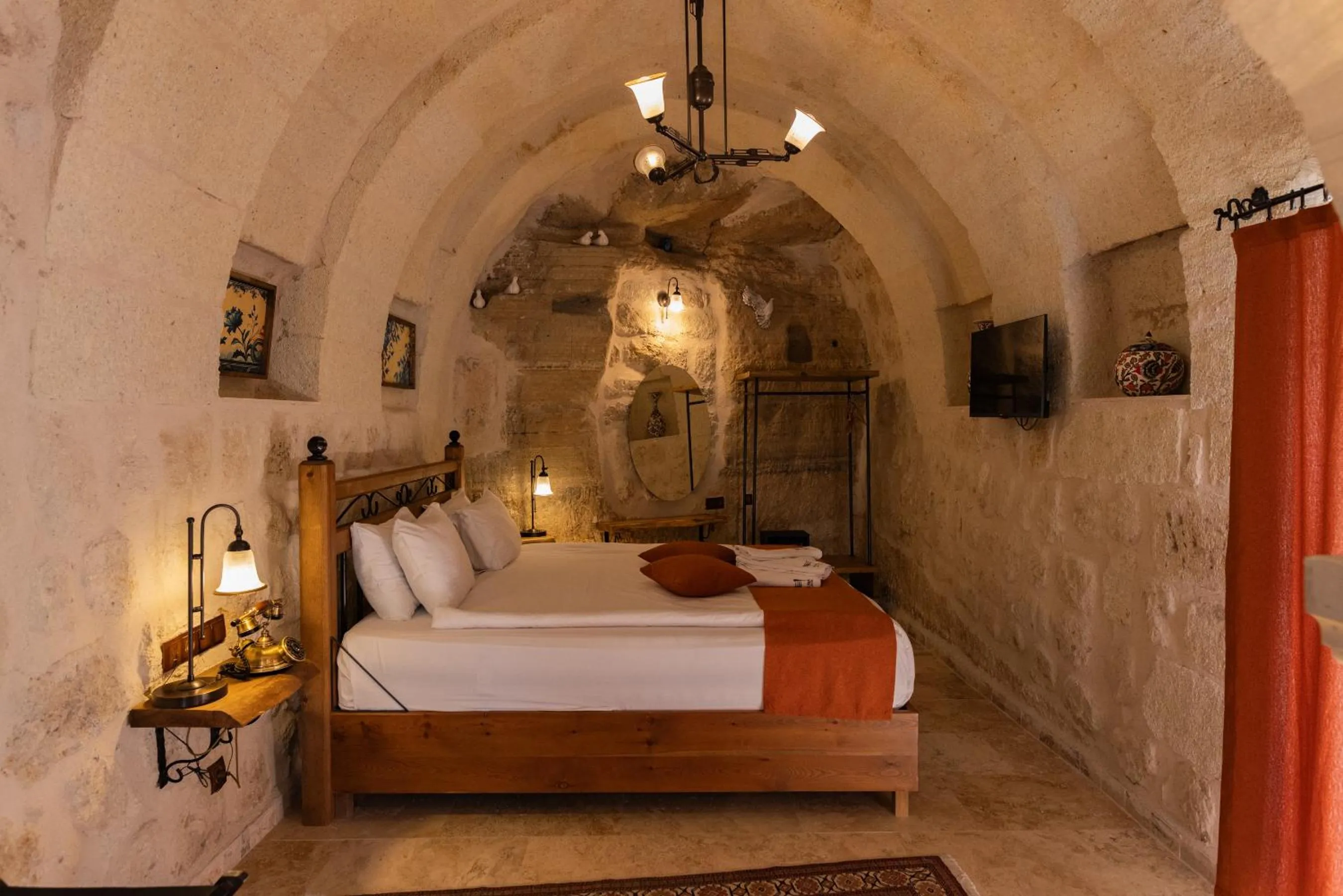 Photo of the whole room, Bed in Peruna Cave