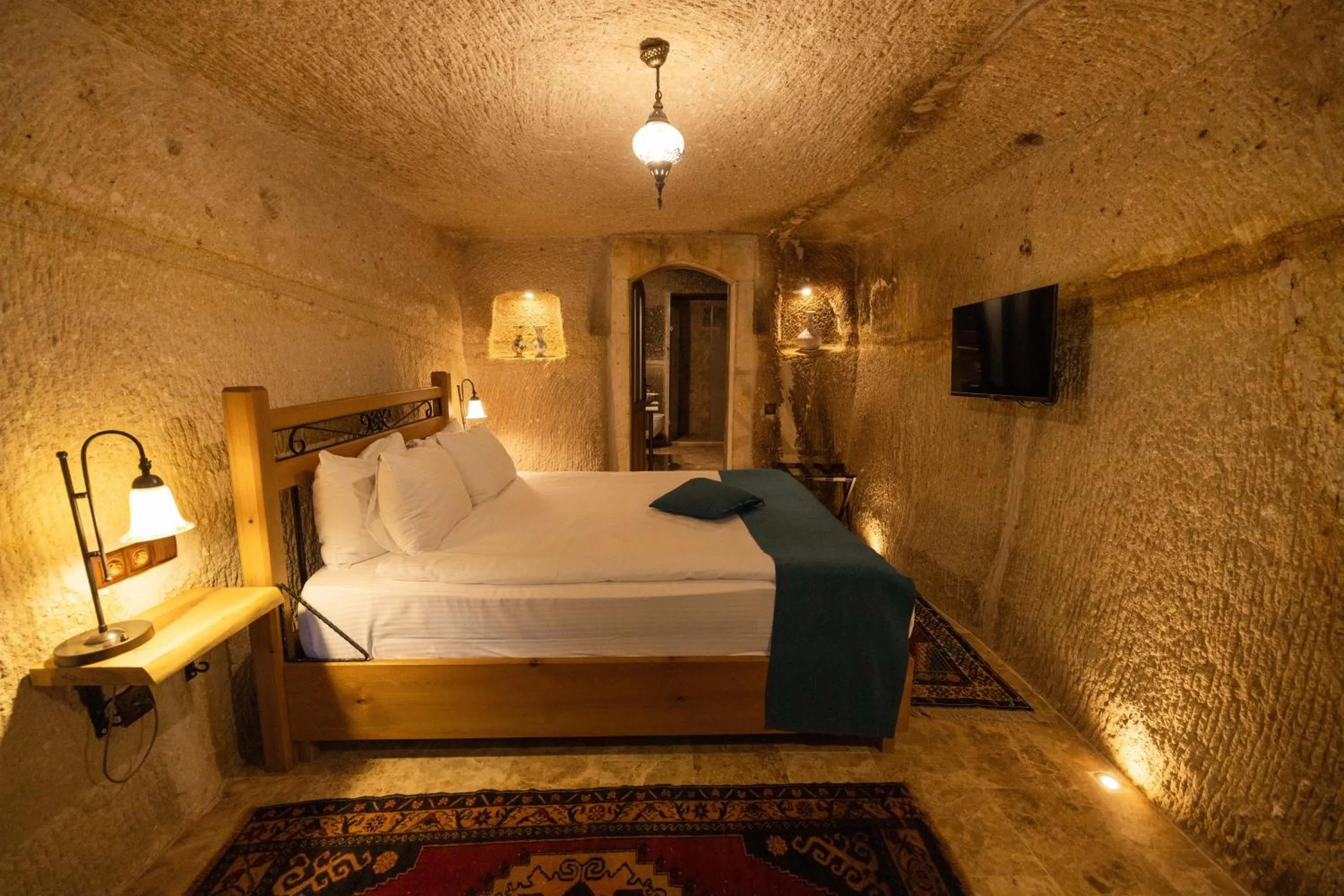 Photo of the whole room, Bed in Peruna Cave