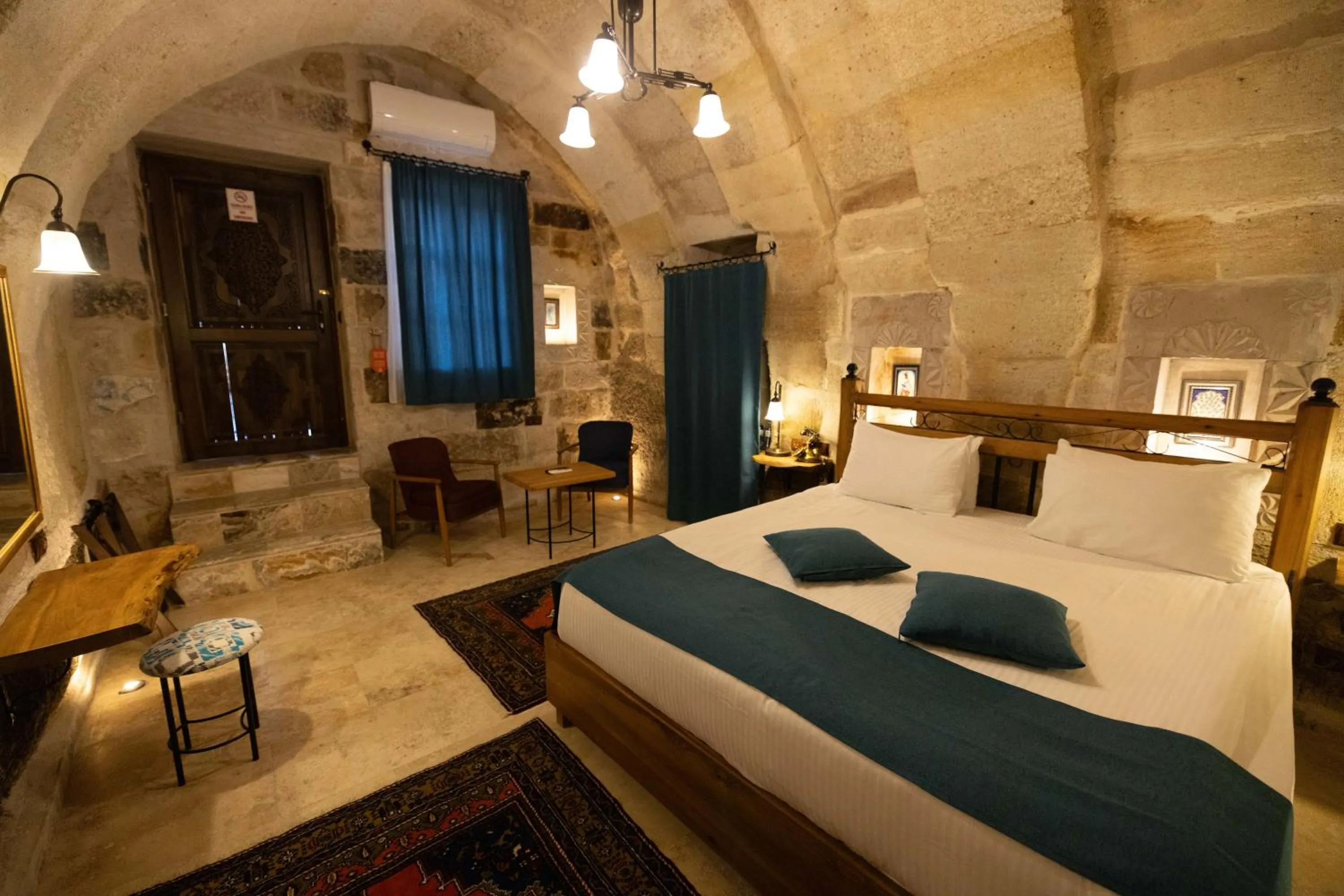 Seating area, Bed in Peruna Cave