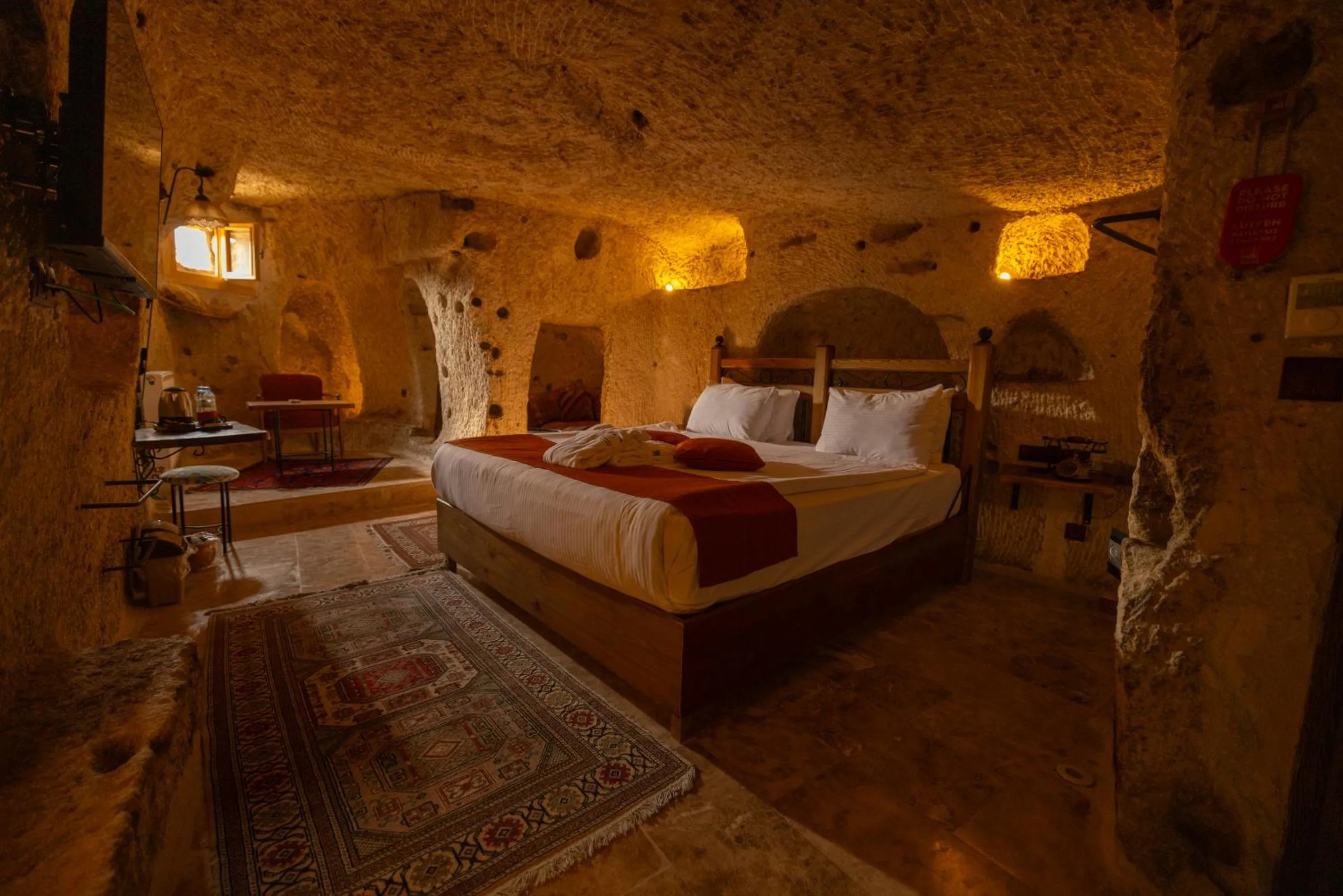 Photo of the whole room, Bed in Peruna Cave