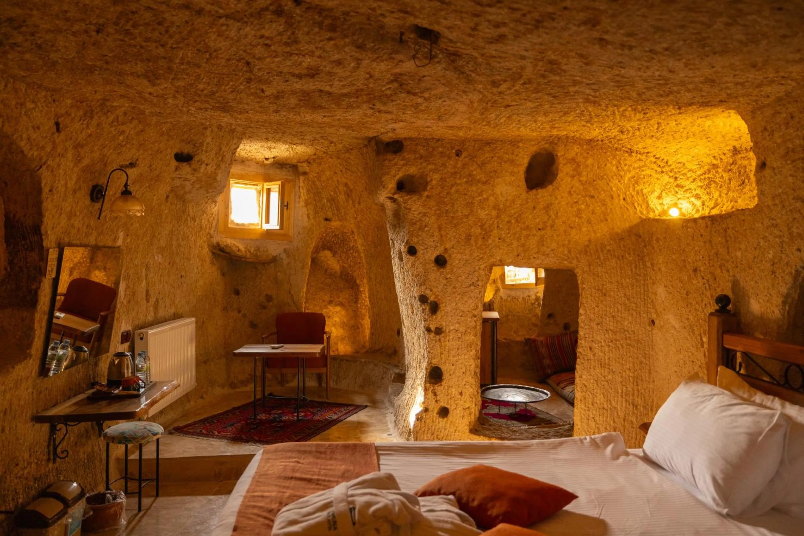 Living room, Bed in Peruna Cave