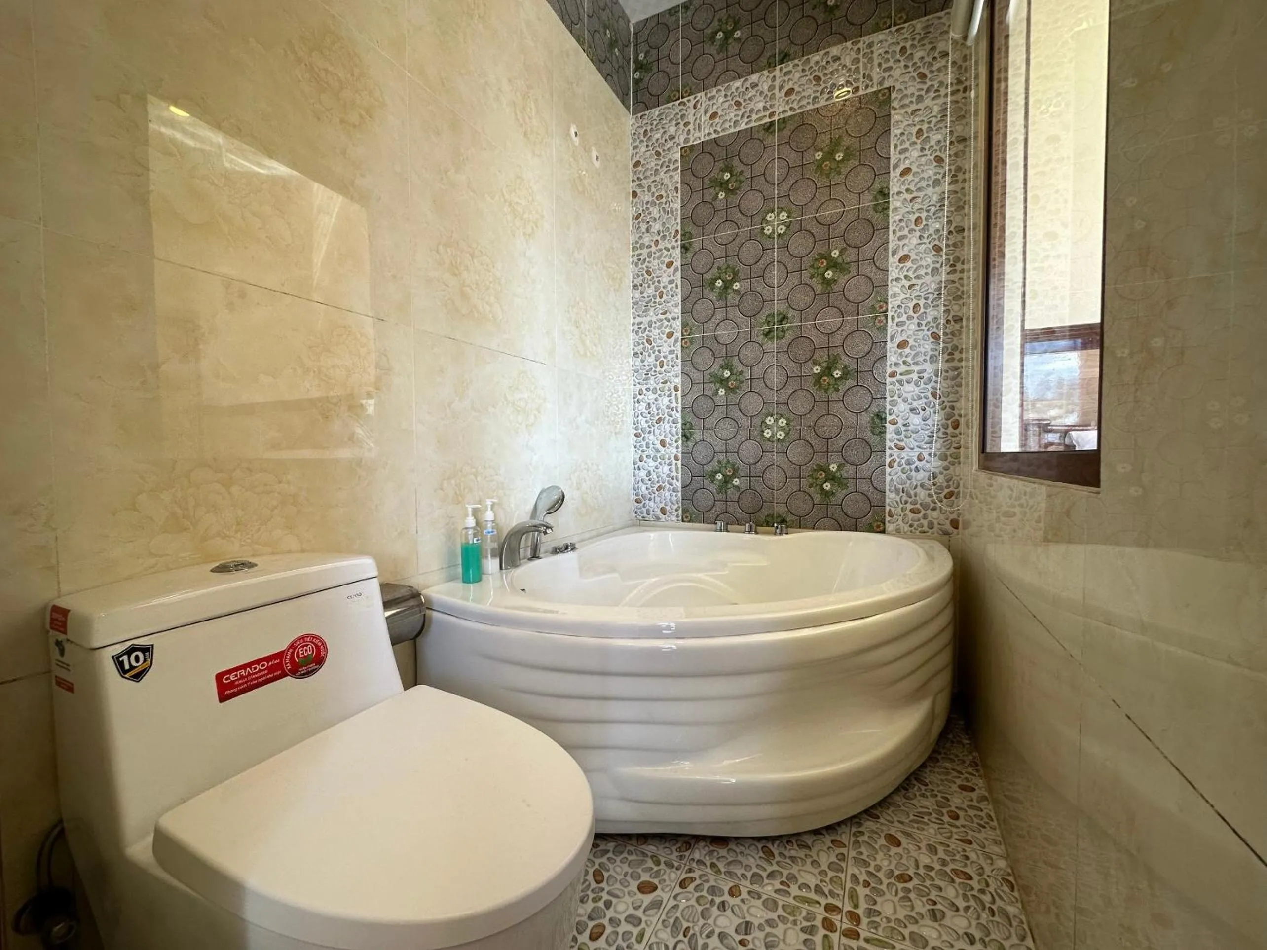 Bathroom in Capital O 1198 Dinh Loan Hotel