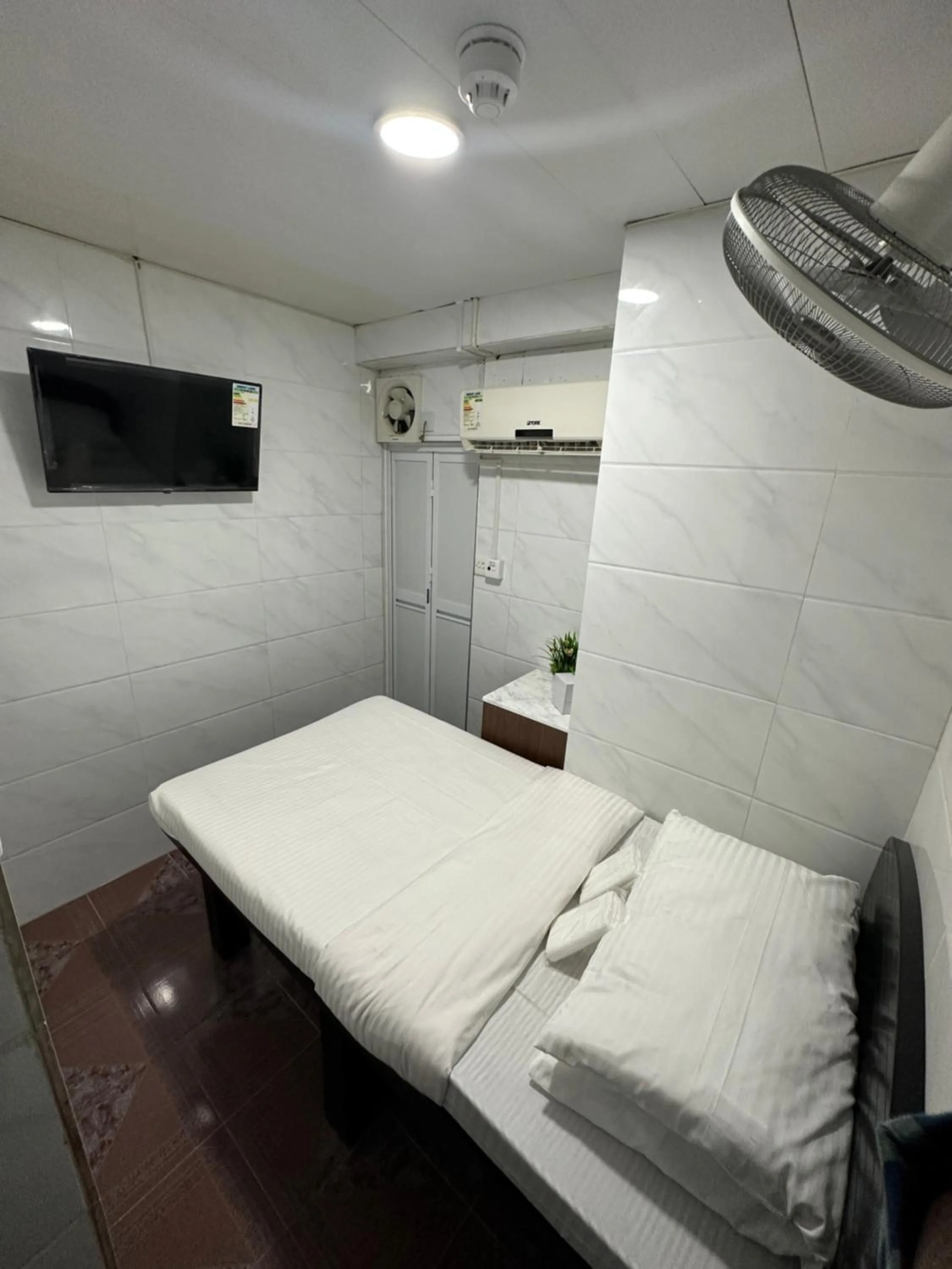 Photo of the whole room, Bed in Mandarin Guest House