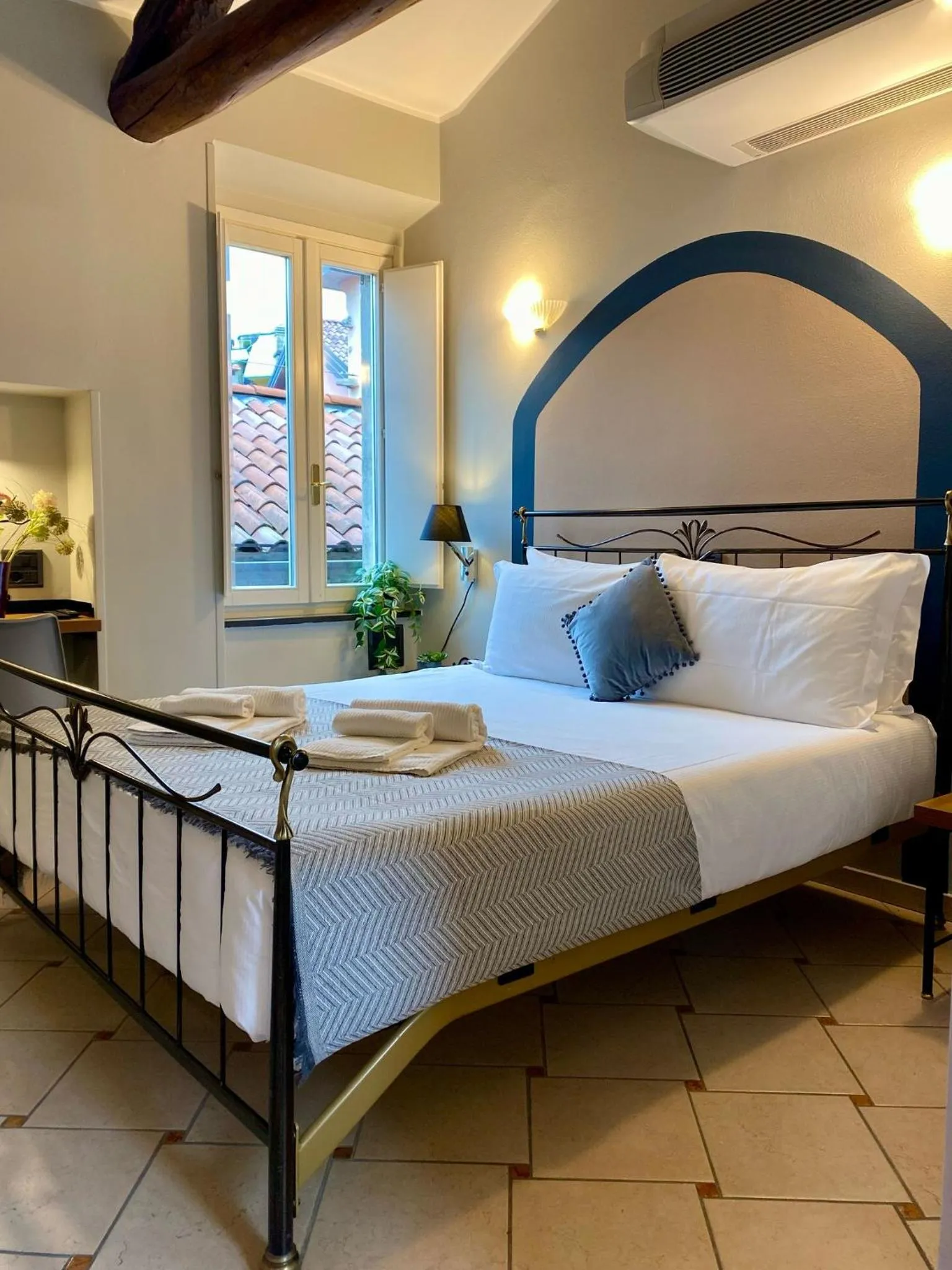 Photo of the whole room, Bed in The Convo Lake Como