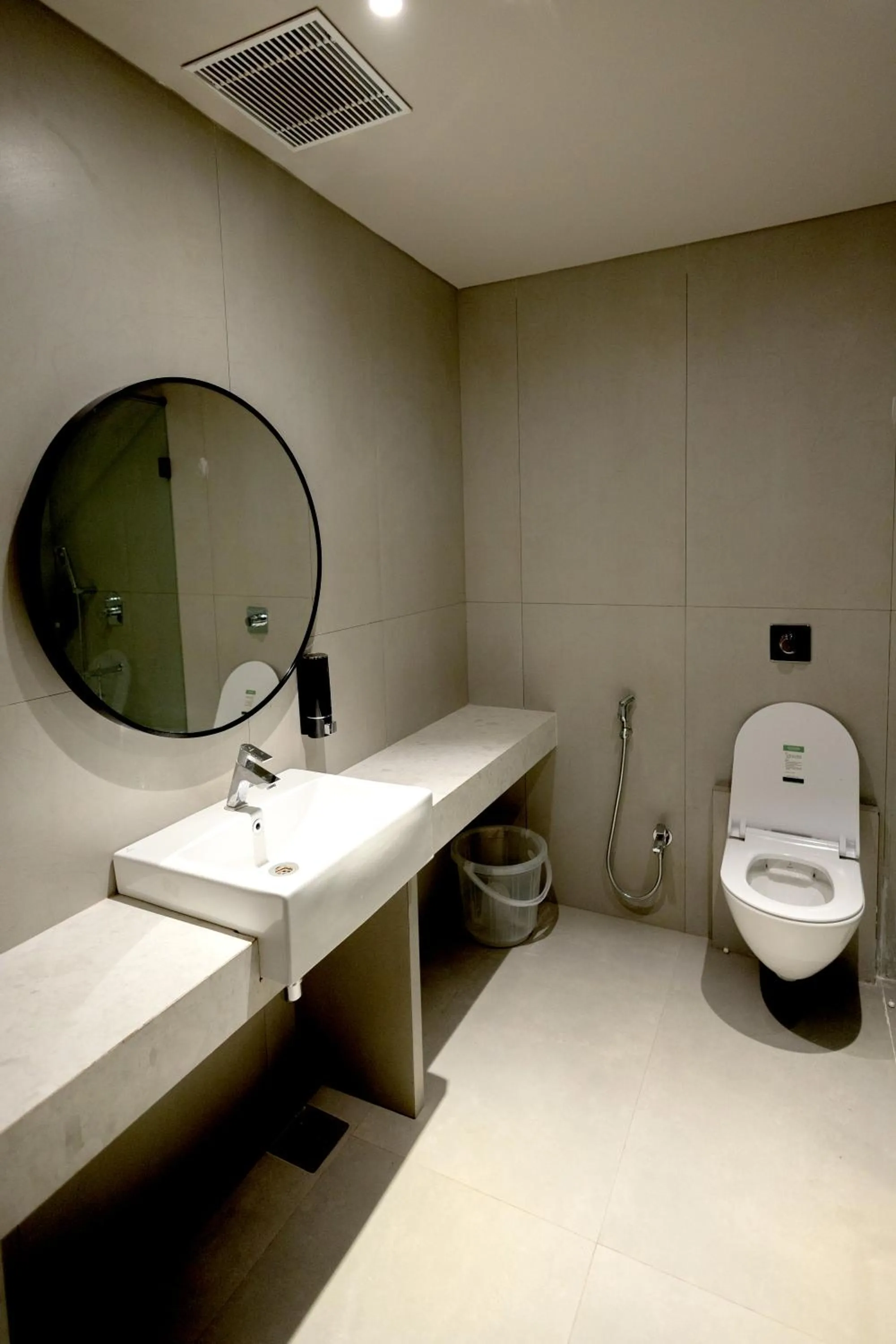 Toilet in HOTEL GOLDEN TULIPZ