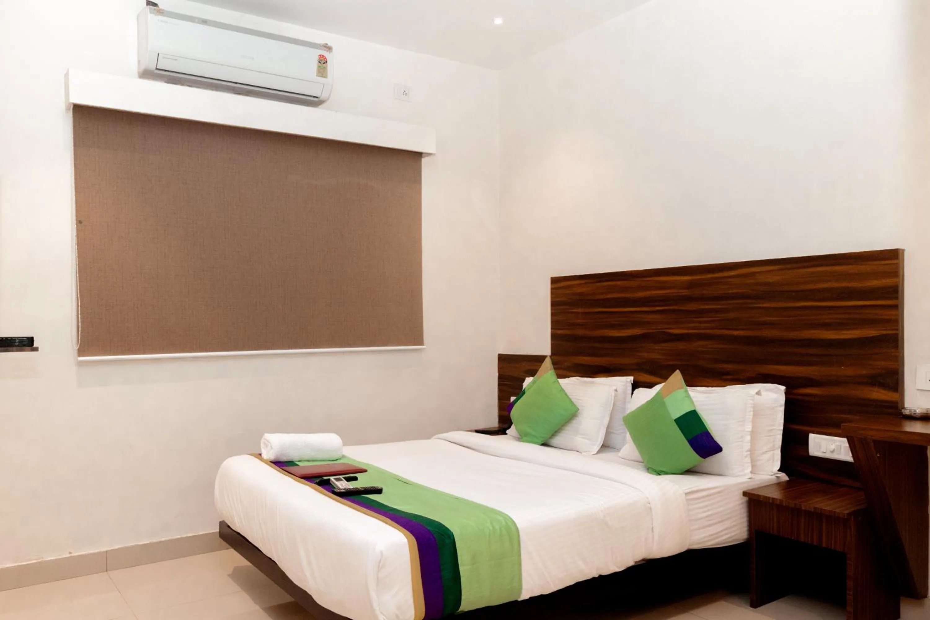 Bedroom, Bed in HOTEL GOLDEN TULIPZ