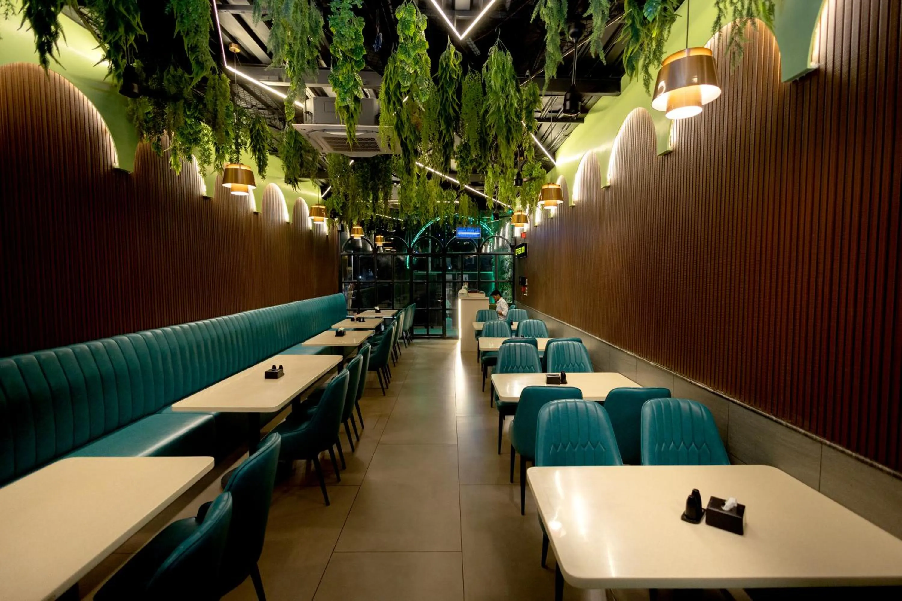 Restaurant/places to eat in HOTEL GOLDEN TULIPZ