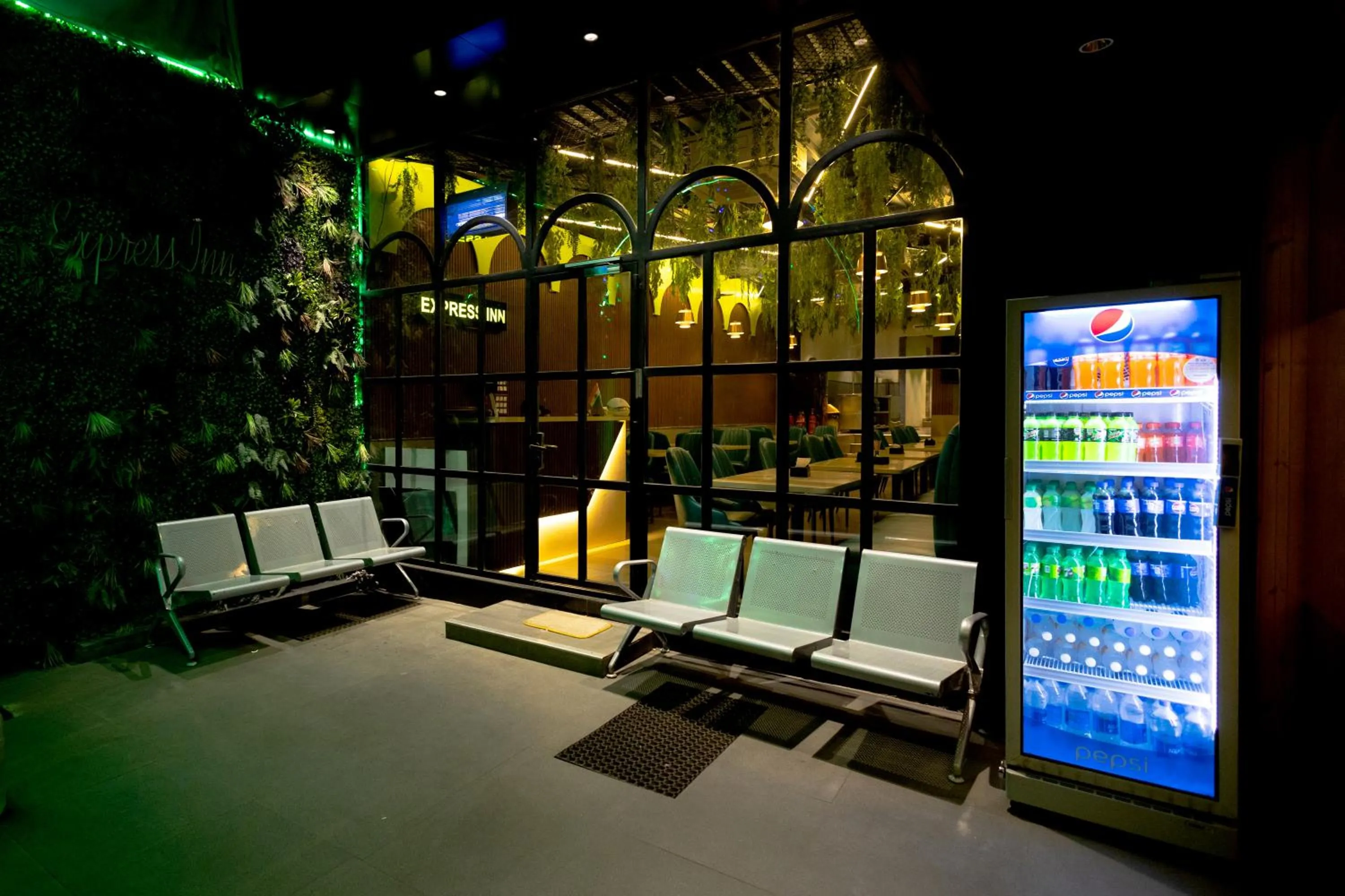 Restaurant/places to eat in HOTEL GOLDEN TULIPZ