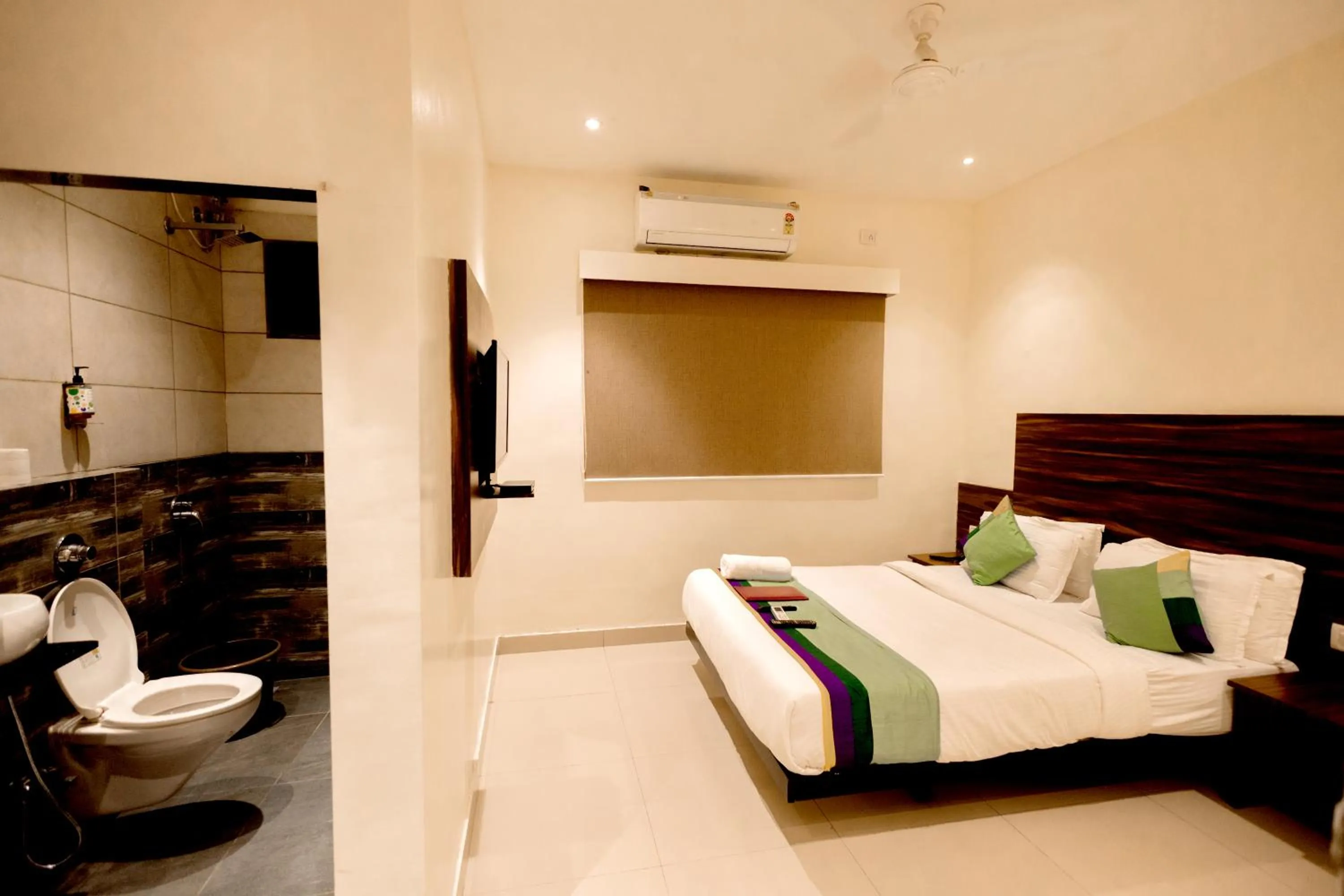 Bedroom, Bed in HOTEL GOLDEN TULIPZ