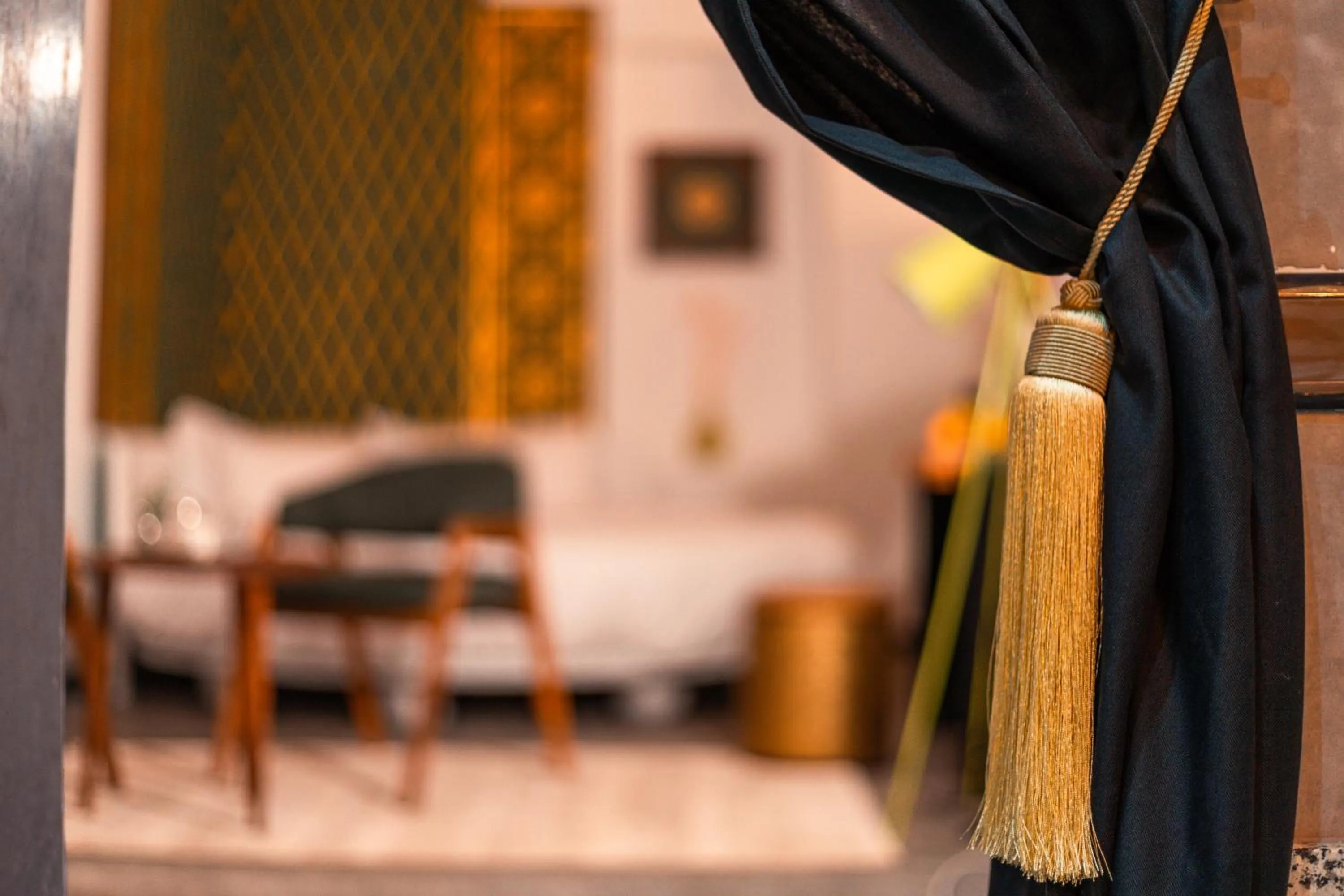 Seating area, Bed in Riad L'ECOLE