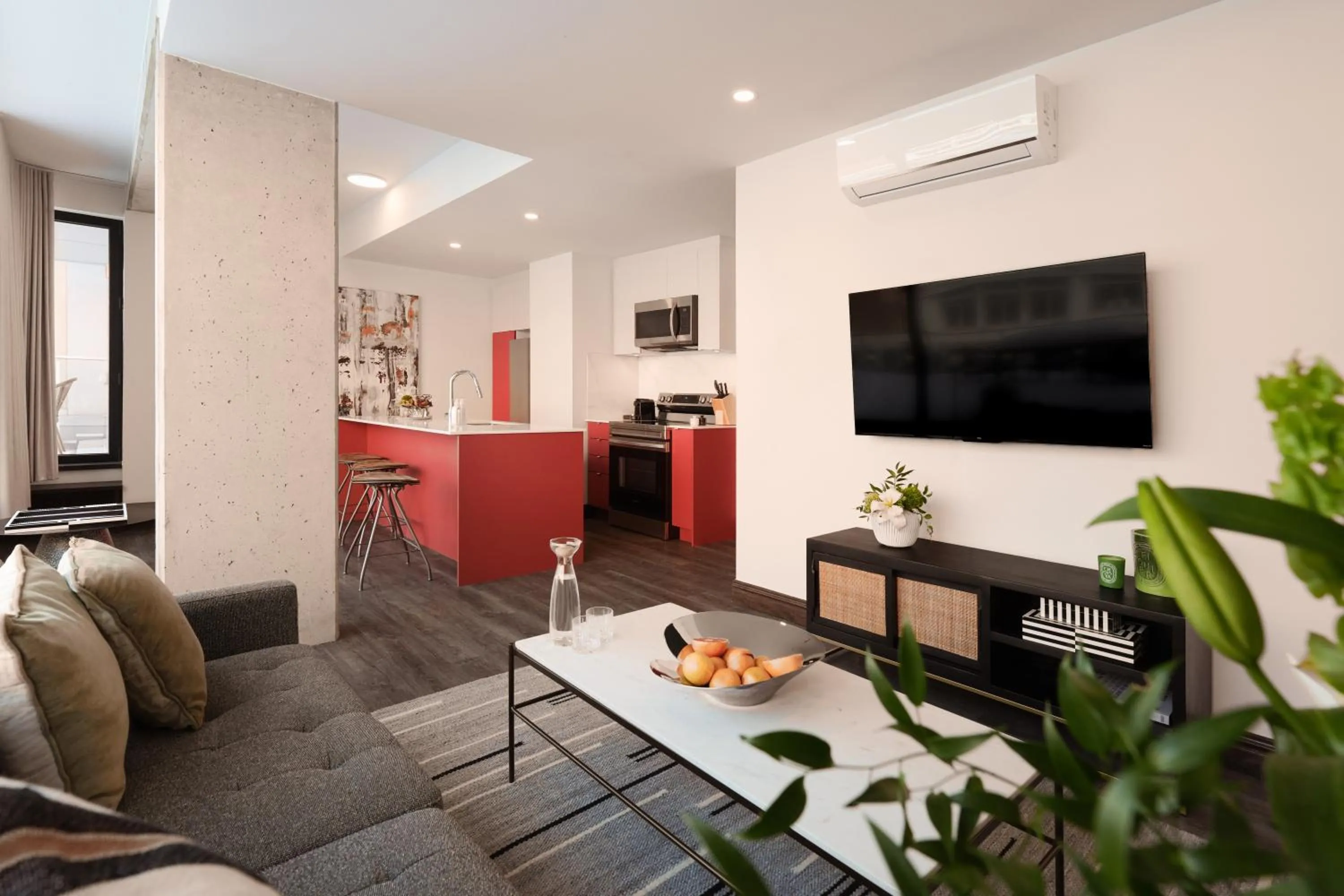 Communal lounge/ TV room in Bresoles Hotel