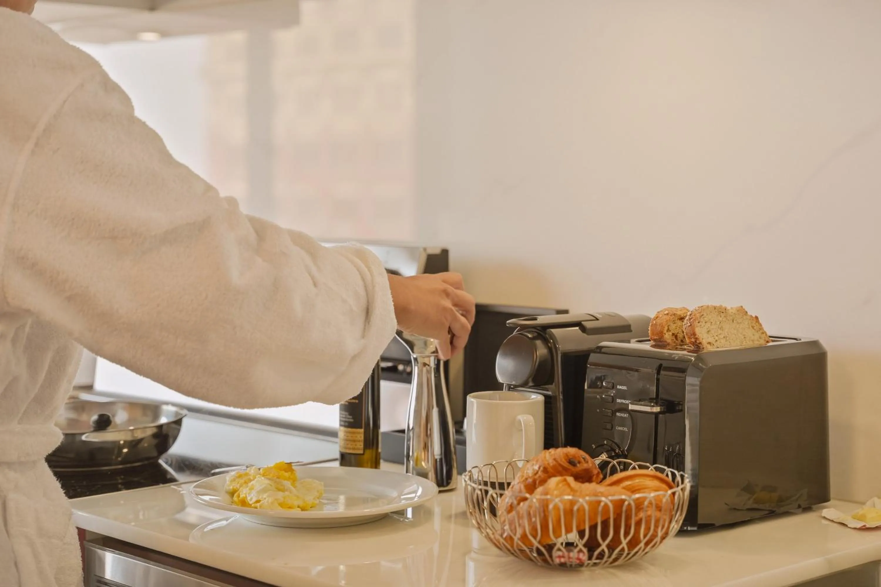 Coffee/tea facilities in Bresoles Hotel