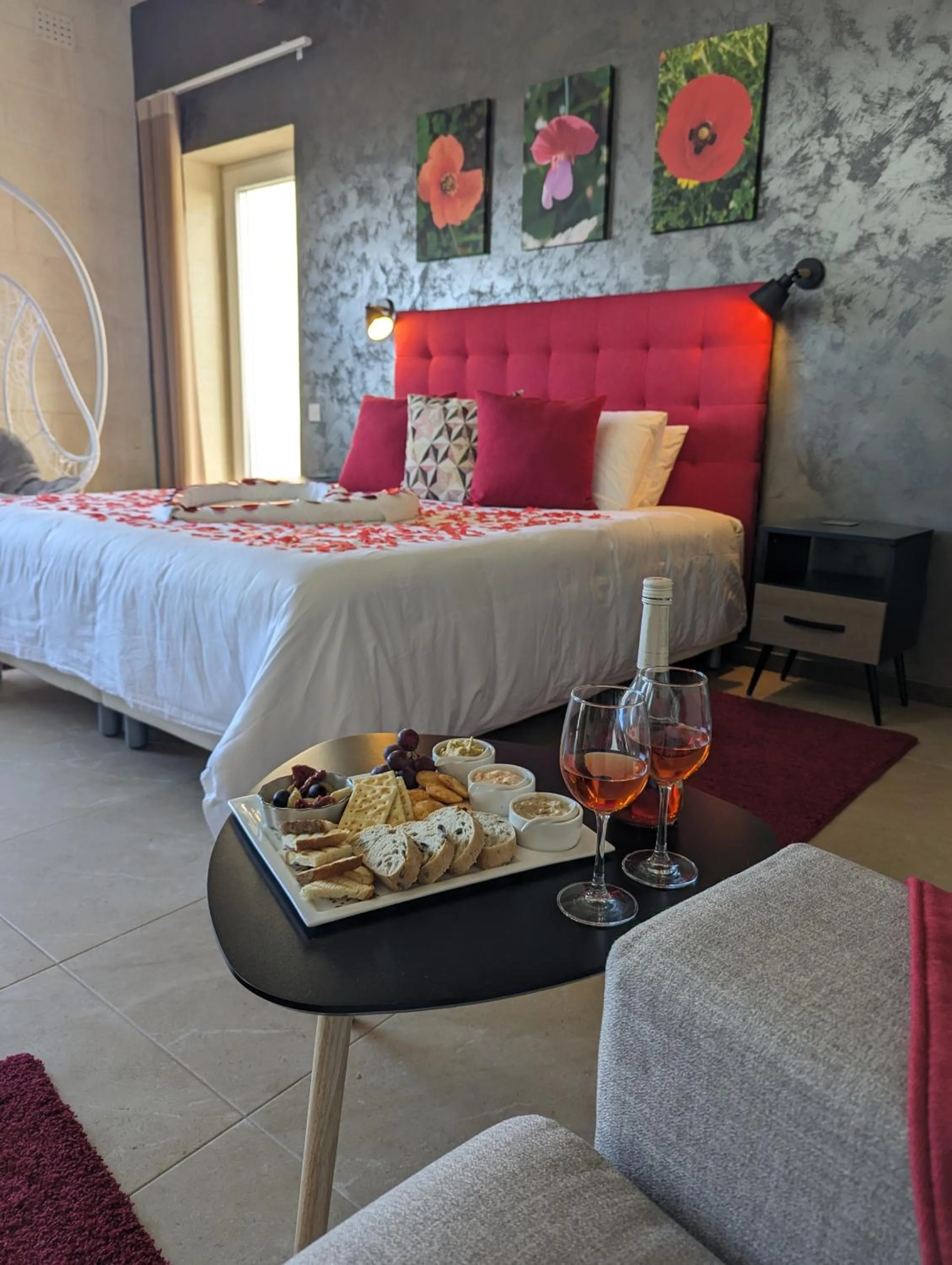 Photo of the whole room, Bed in Sea Holly Gozo