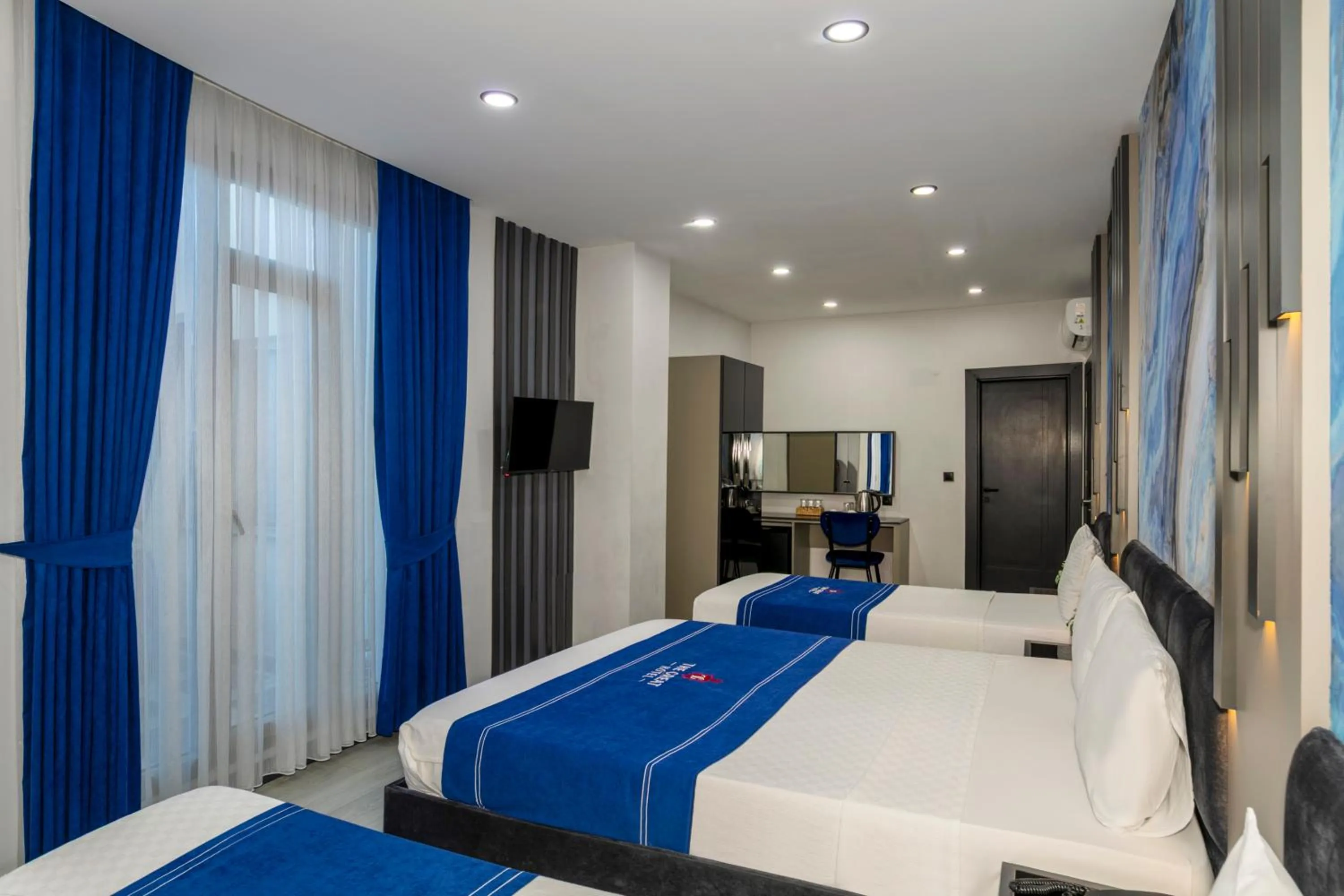 Communal lounge/ TV room, Bed in The Great Airport Hotel & Restaurant