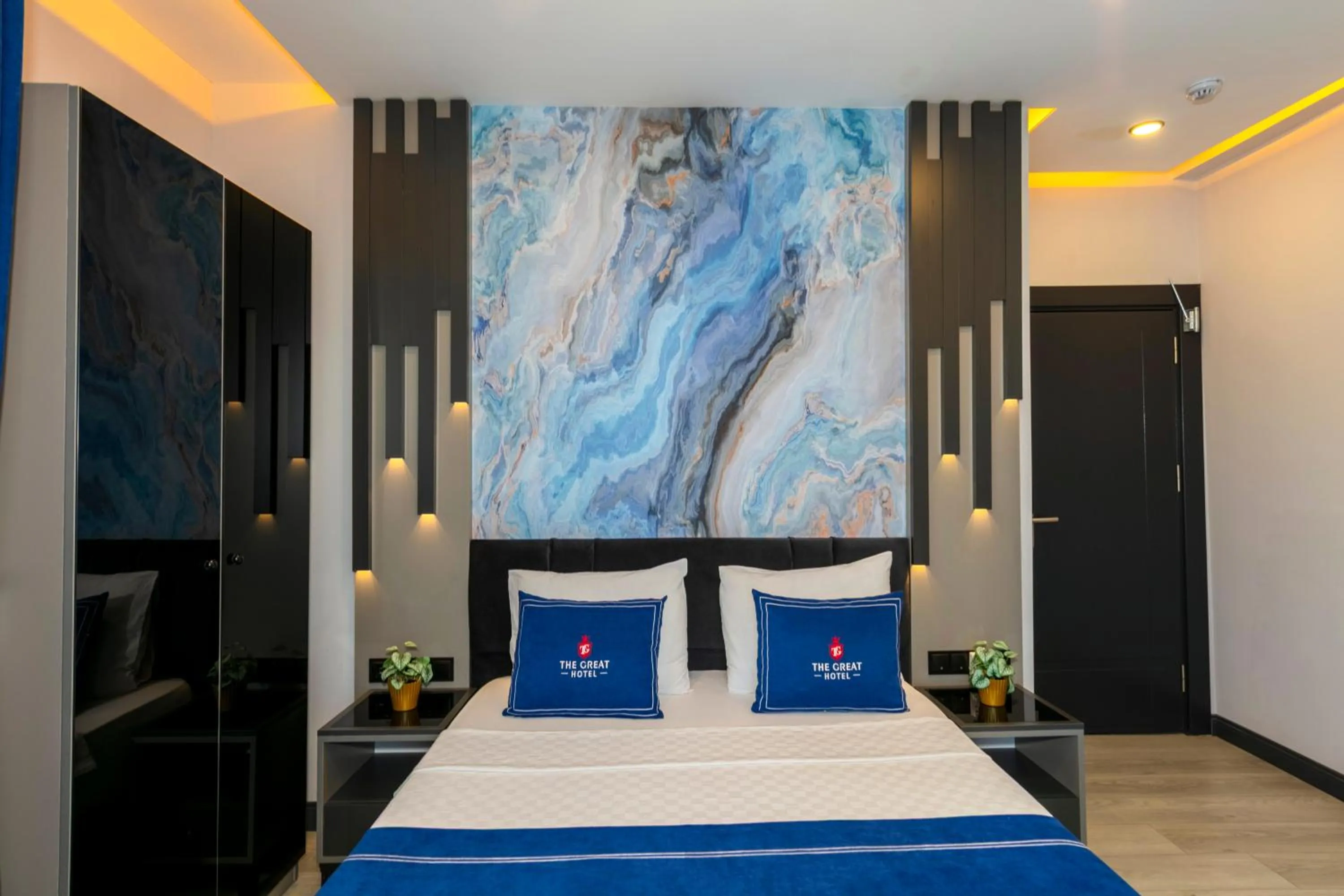 Bed in The Great Airport Hotel & Restaurant