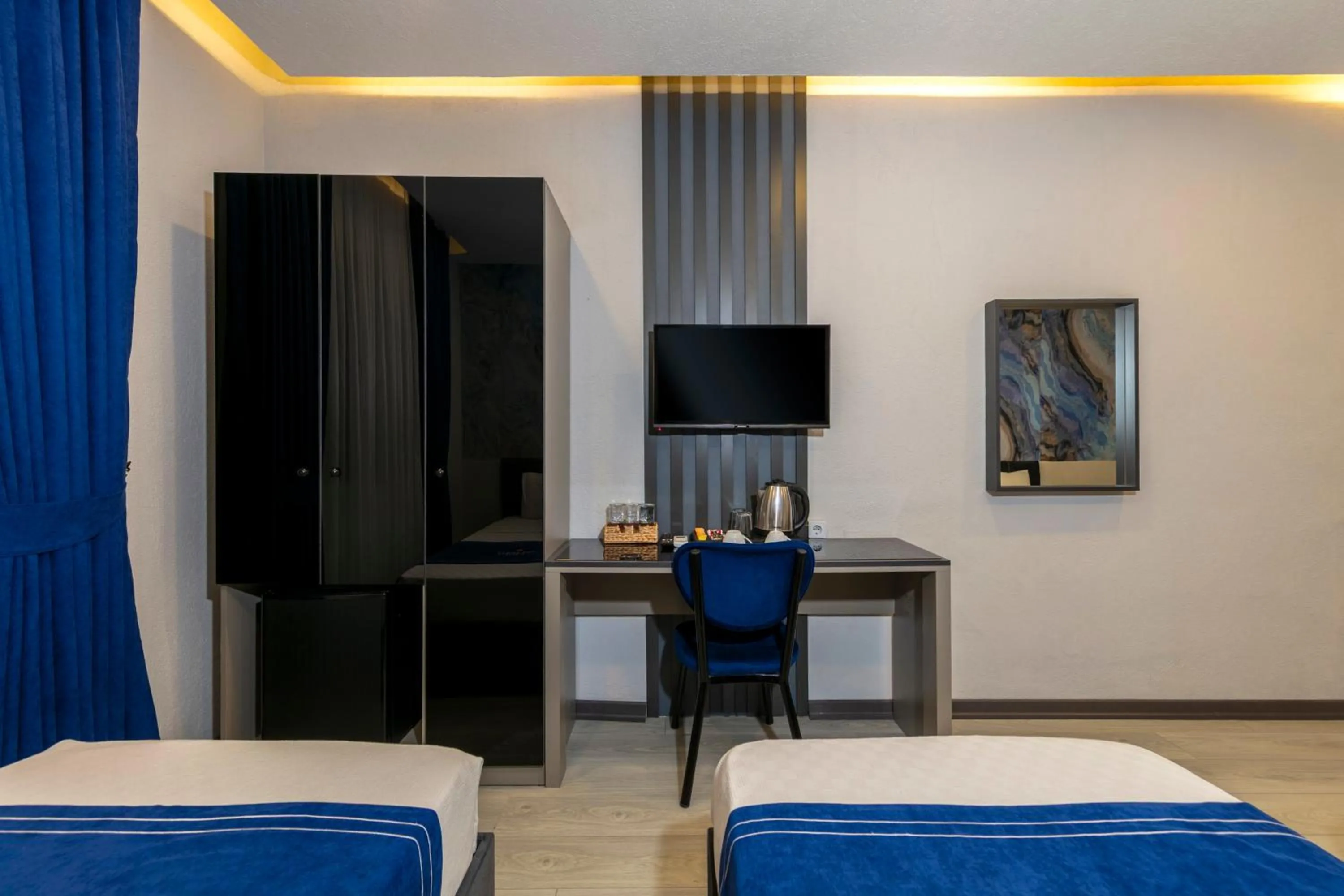 Communal lounge/ TV room, Bed in The Great Airport Hotel & Restaurant