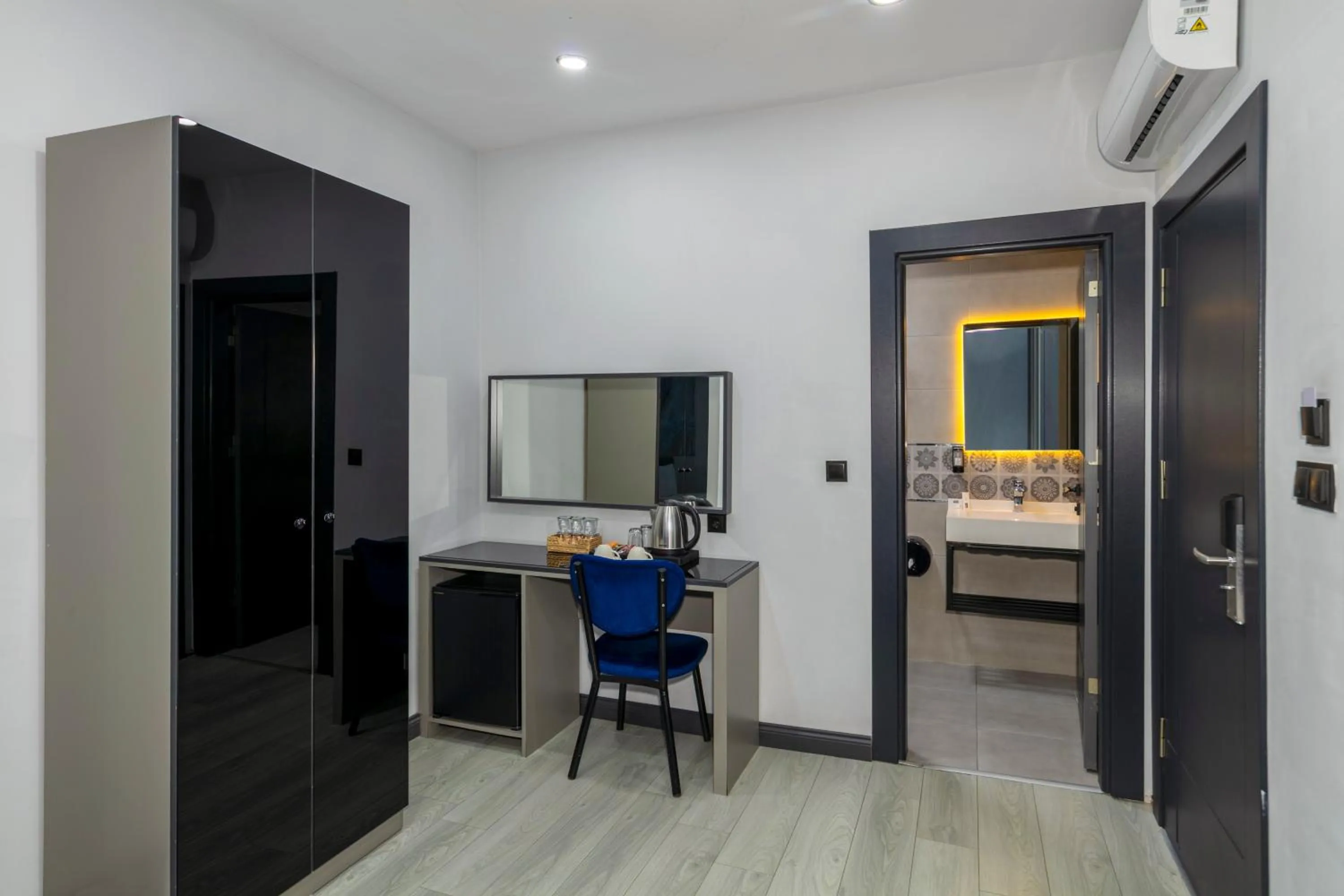 TV and multimedia in The Great Airport Hotel & Restaurant