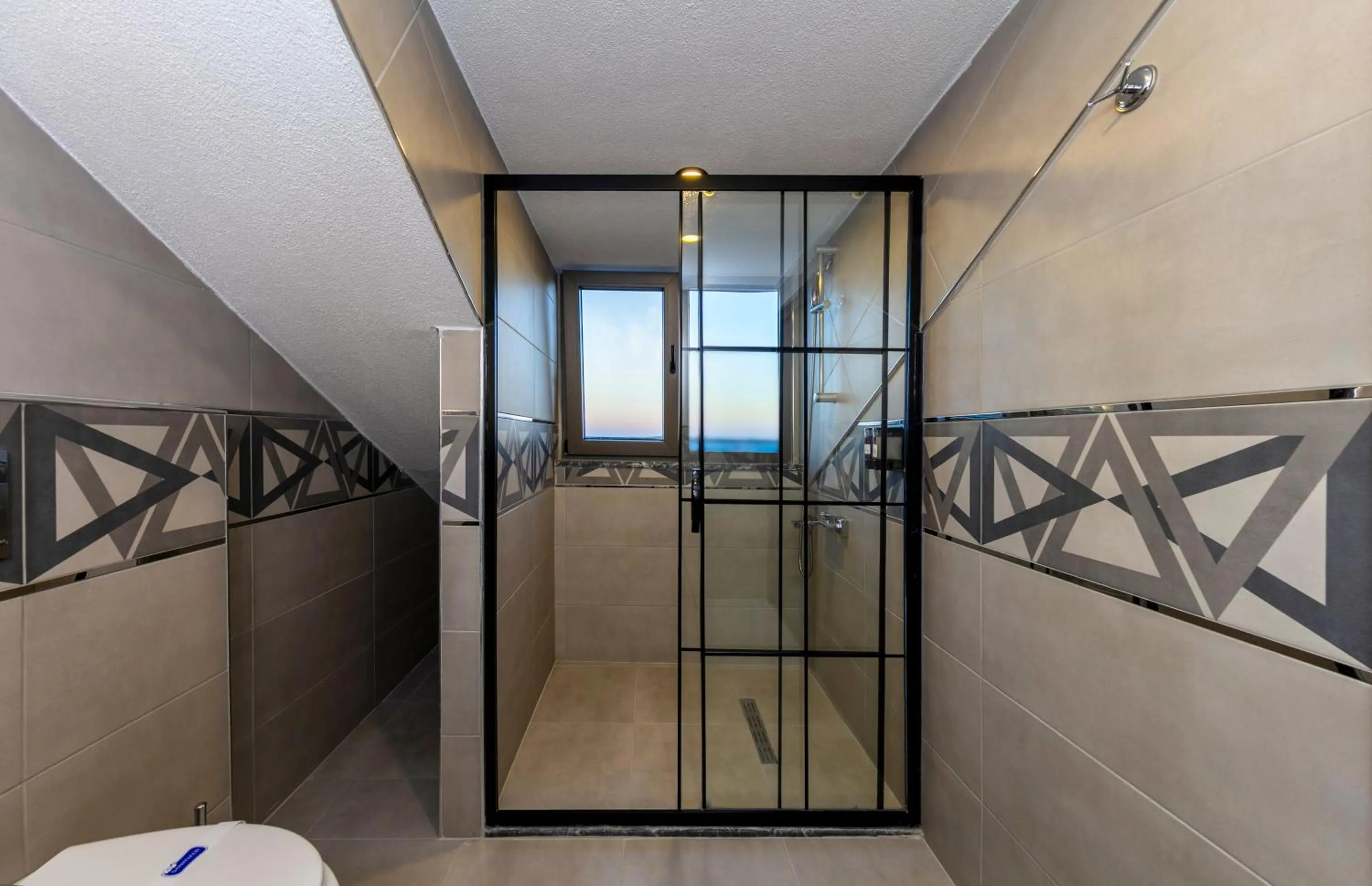 Shower in The Great Airport Hotel & Restaurant