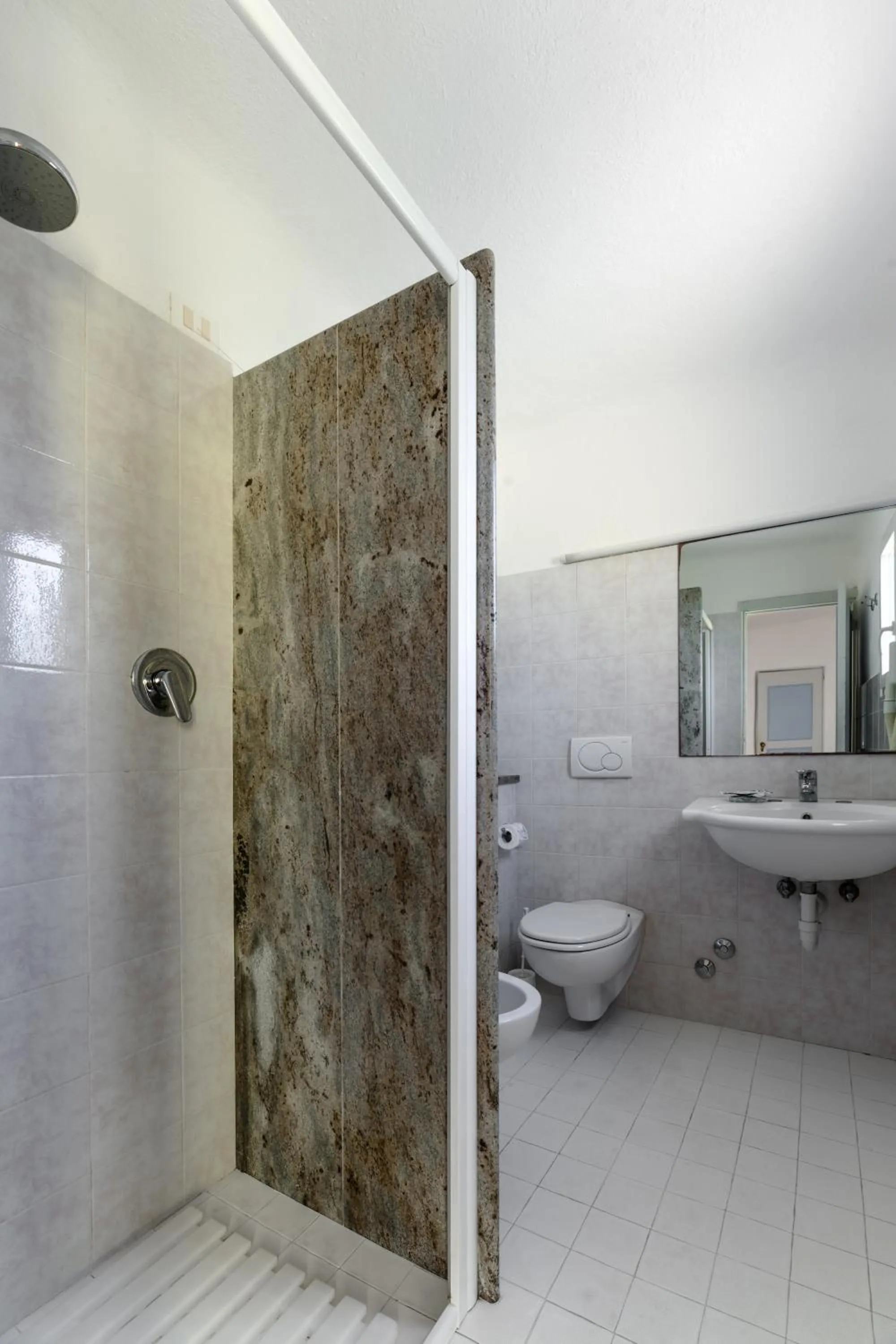 Shower in Hotel Sunset Green