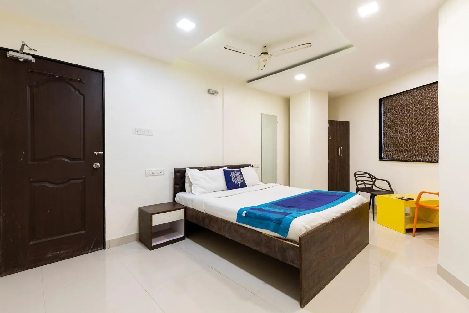 Bed in Hotel Girgaon Palace Near Chowpatty Beach