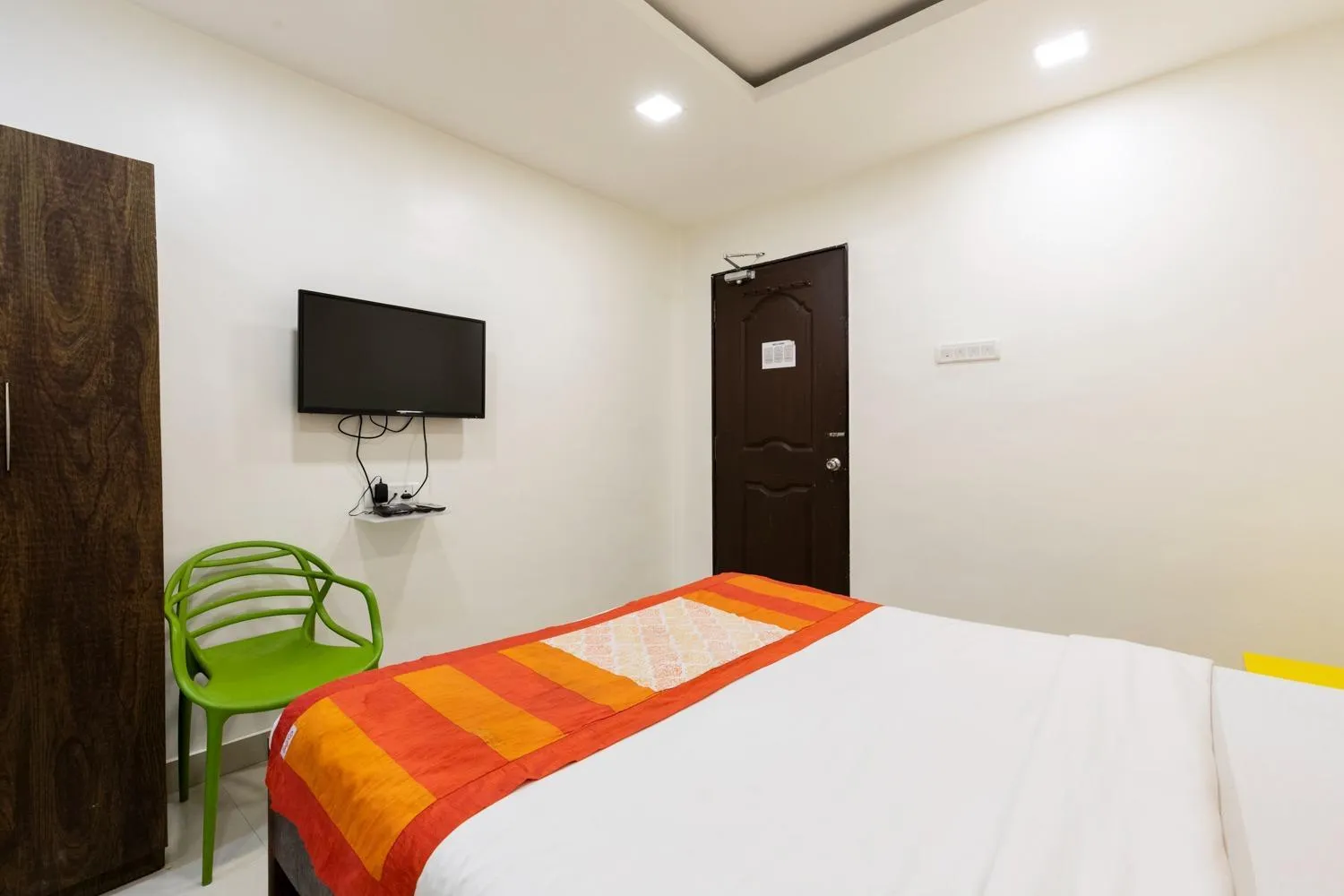 Bed in Hotel Girgaon Palace Near Chowpatty Beach