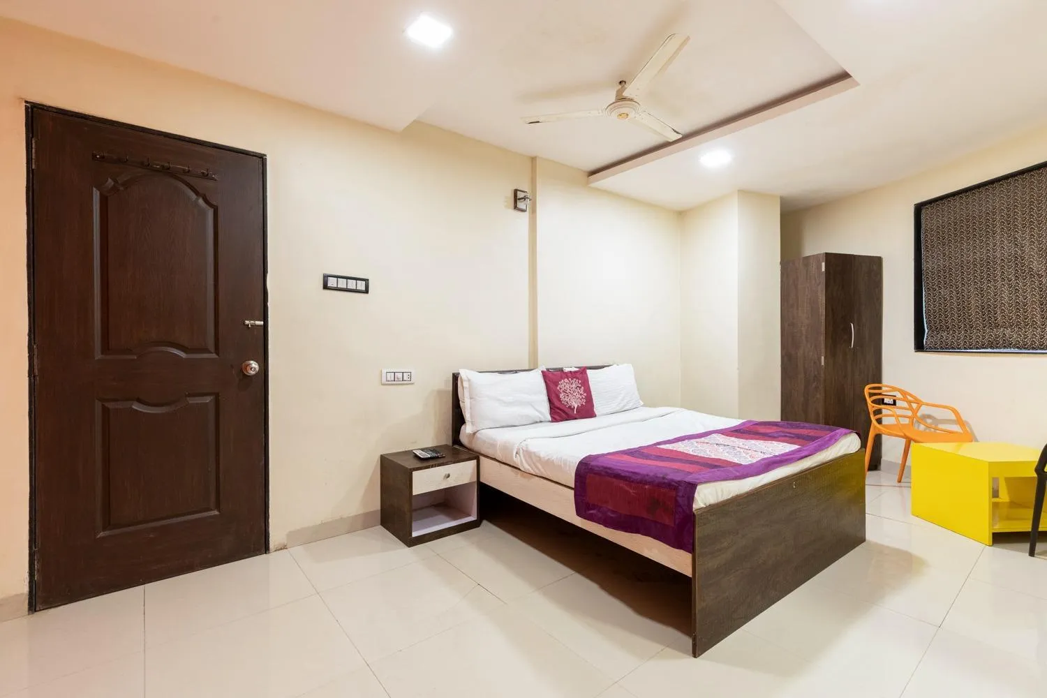 Bed in Hotel Girgaon Palace Near Chowpatty Beach