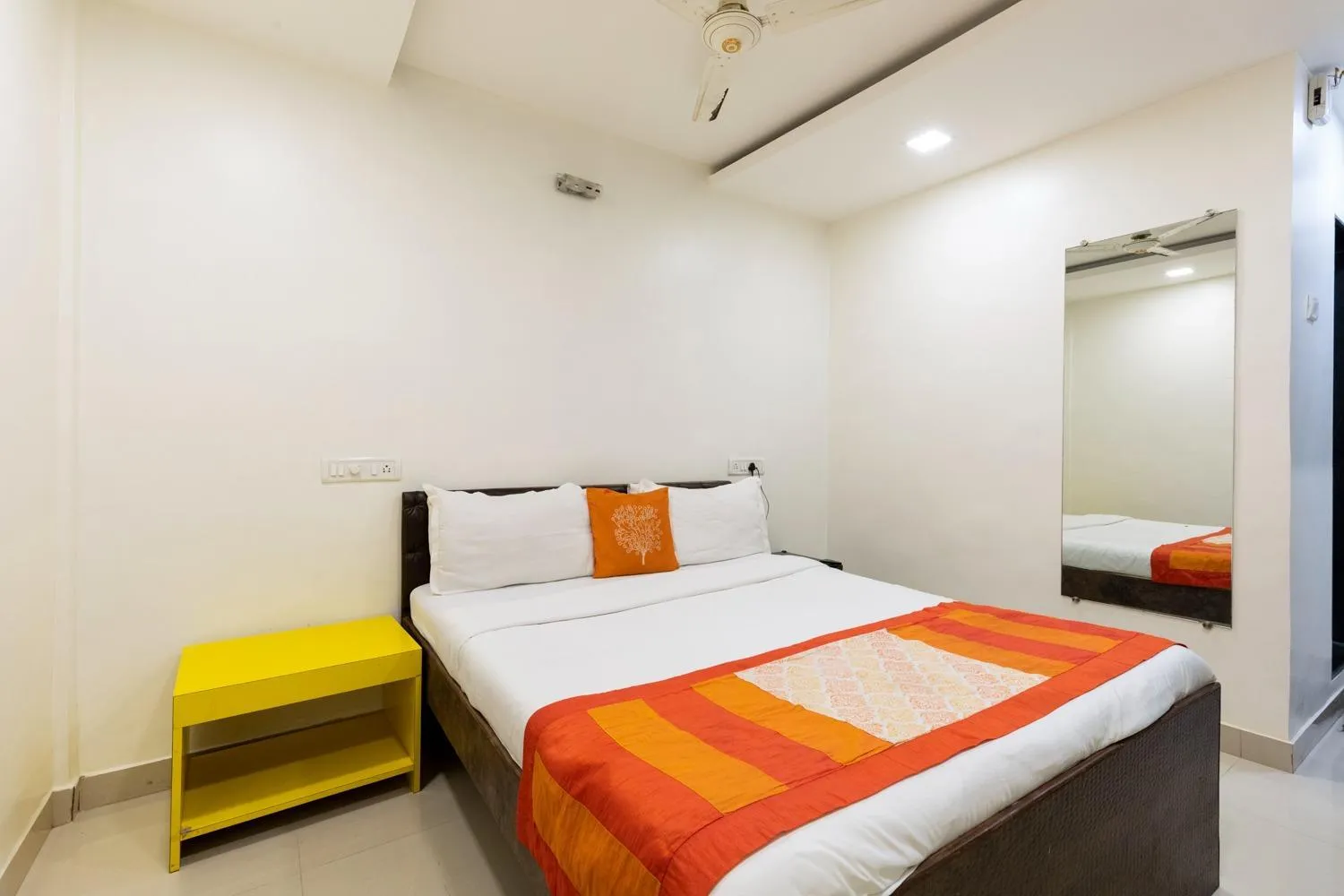 Bed in Hotel Girgaon Palace Near Chowpatty Beach
